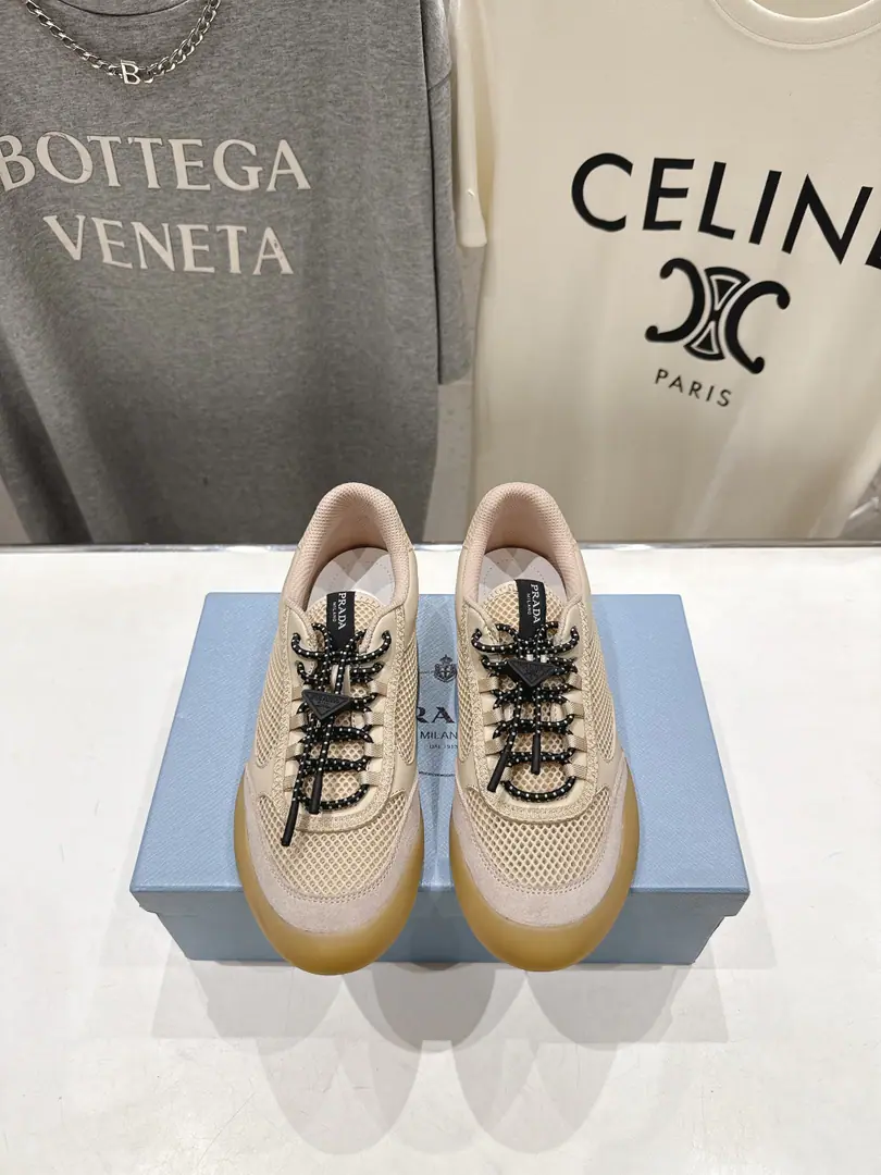 Female/Men 🏧𝐏𝐑𝐀𝐃𝐀Prada. Latest series Top Cozy, couple shoes.👫Leisure sports shoes The fabric imports the cow skins.+Airnet. I'll use airnets inside. Original OpenTPUOtsumi! Size35-45 [Women40.41/Men45Make a reservation.]