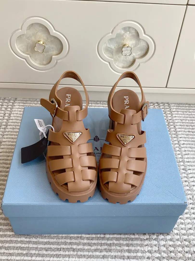 Batch 🐳PradaRoman sandals with rough heels.｜Summer is just a hot girl's day.✨ Classic cage weaving, empty design., Retro fishermen' sandals. Full rubber material, It's light and fast., The rain can handle it.. Metal Trianglelogo, I'm just gonna get a little more recognition.. Adjustable back trip button, No feet., Heel.+- It's a thick sermon., # Sneak up #, You're not tired of walking.. size: 35-40（41Do it.）