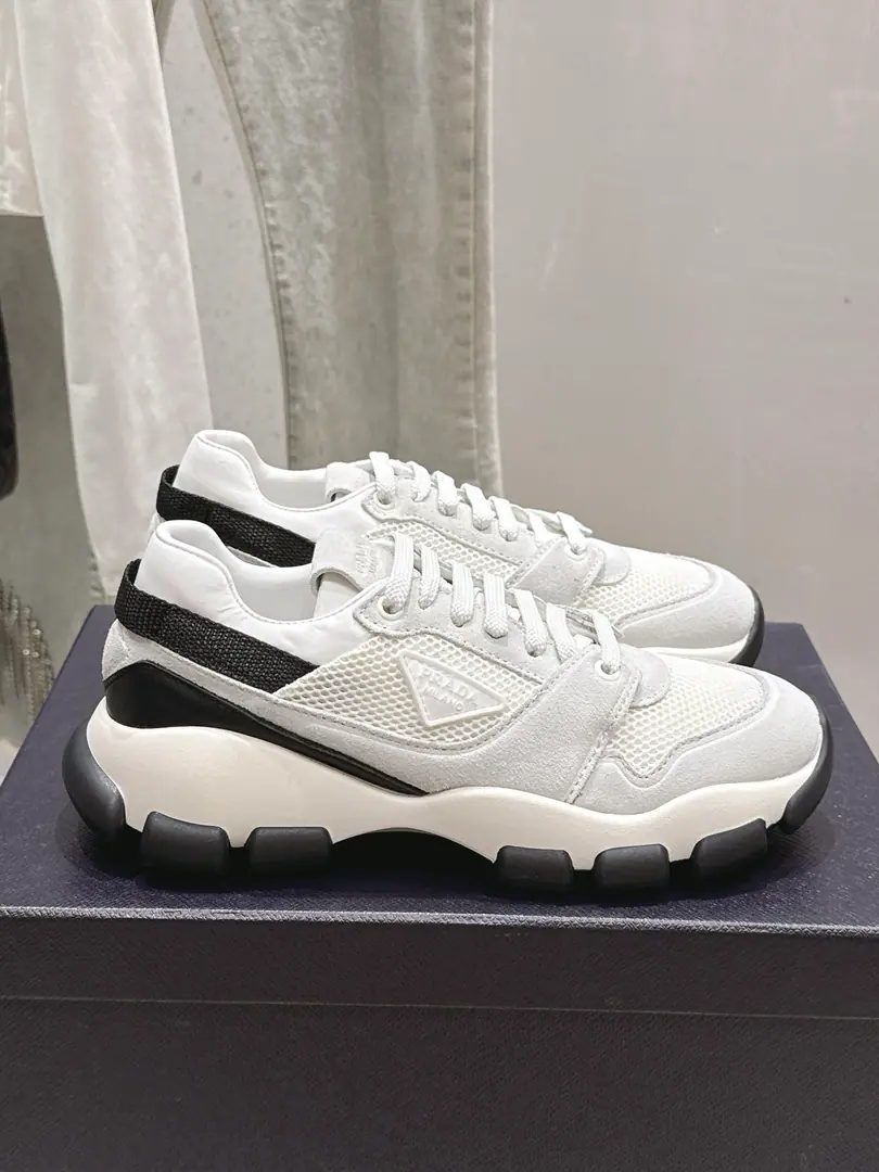 🏧𝐏𝐑𝐀𝐃𝐀Prada. Couples.👫Dad's shoes. 💫This black-soul old-shoe., The net, the skin., I'm taking a breath and a layer of myself., Black and white, dark and dark, snuggled legs., Walking around the air.. ⚠️Triangular logo low profile and recognition., It's not about the suit., A suit or a casual dress?, I can wear a lightly lavish sense of casuality., I can fight on commutes and weekends.💃🏽 ◾️Shoe.: Airnets.➕- Oh, Pete. ◾️Uchi.: Lamb skin.➕Airnets. ◾️Shoes under the sole.: Original plant1:1♪ And the whole thing ♪ ◾️Codes: 35-45 [Women40.41/Men45.46Do it.]
