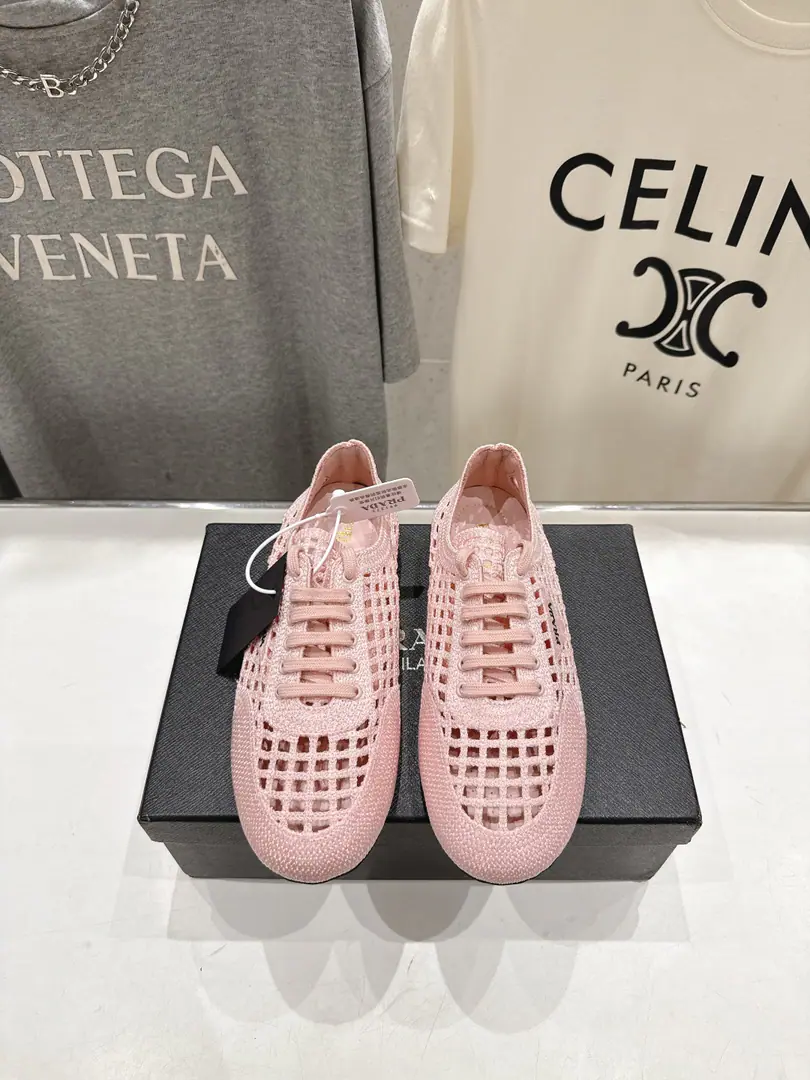 🏧𝐏𝐑𝐀𝐃𝐀 2026New knitting, free German shoes., New hooker and motion thinning shoes combine the popular bottom with the hook element. It's a simple match.PradaLetterlogo It's cozy. Summer's loose with it.👍The nylon hooking process with light air on the shoe., Let your feet go.👣♪ Breathe in your own breath ♪～ Rubber soles, smooth-proof grinding, 5mmIt's not too much for high comfort.🦶！ Skin ramp shoes are in the foot-tailed form., You're all right.🥳！ Easy to switch style, It fits every suit of spring and summer.. Codes: 35-41 [40.41Custom without re-offer]