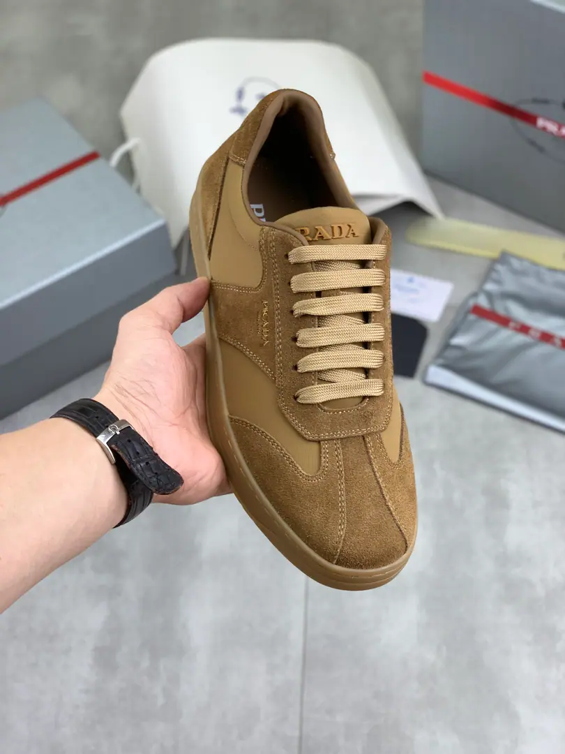 Plant prices 【Real value】Latest The official network is on the market., 🆘 Tide（Prada.Prada）The main pusher is the money., The front-hander's a fashion guy's shoe., Cow-faced.1: 1..Fashion is fine., The original imported cattle mats and feet inside the cow's skin.. The atmosphere is more adept and more strategizing., It'll turn the old mind around., You must be a fashionist.! You'll have to stay.! The high comforts.TPU- The bubble., Work at high quality. Codes: 38-45 5️⃣Colour Optional.