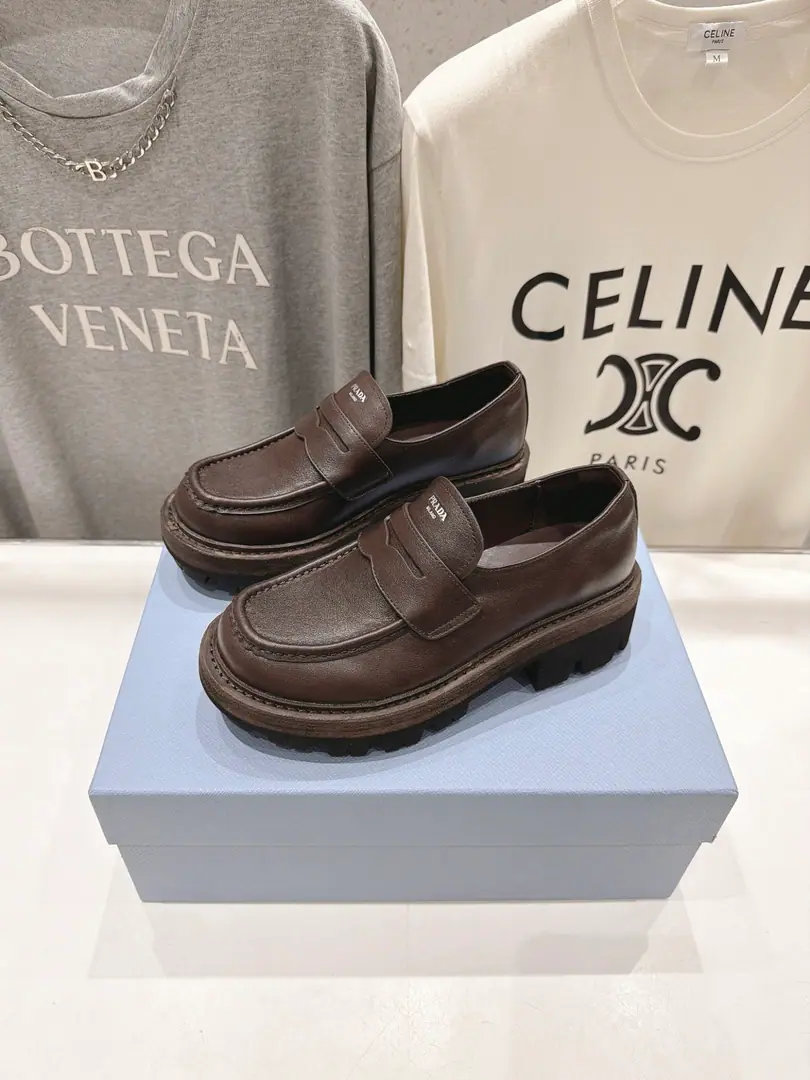 🏧𝐏𝐑𝐀𝐃𝐀New triangulation, single-shoes, Happy Shoes, leisure shoes..Top Quality💃🏽 Classic triangle~Classic Shoes, I can give you a full-eyed love.❤️A super-good pair of LeFoo shoes., Sweet.！ ✔Shoe.: Import head-decked cow skin ✔Uchi.: Lamb skin., Comfortable 100%., It's a hard one. ✔Base: The original model of the rubber floor., The shoes are so good., Conscience price ✔Size: 35-39 (40Do it.)