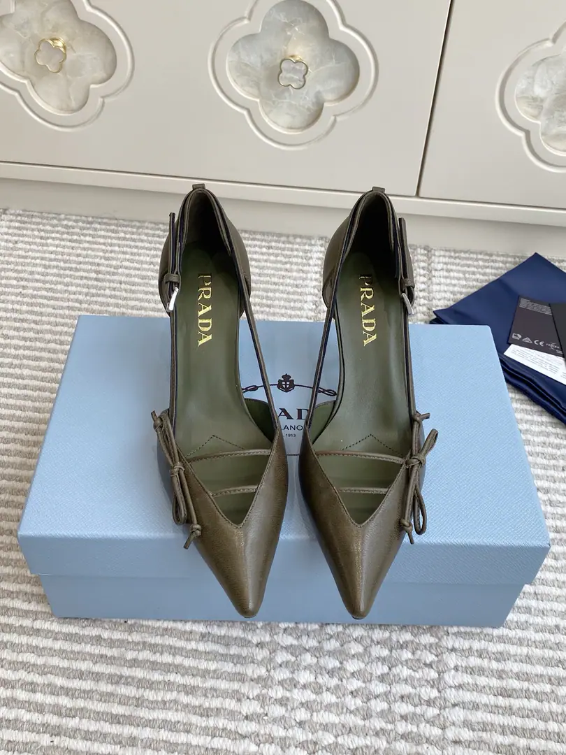 Batch 🐳Requisition level❗️PradaPrada.〰2026The early spring new money.🆕Butterfly knots, high-end, single-shoes. ✔️This high heels are with commas and commas., I'll rewind my shoes.PradaThe elements of the past design, It creates a congenial slurized slur and a mix of motion elements.. ✔️Shoe.: Importing cow paints/Open the oxen./In the sheep's skin. ✔️That's a big one. ✔️He's tall.: 7.5cm ✔️size: 35-39（34.40.41Custom without re-offer）