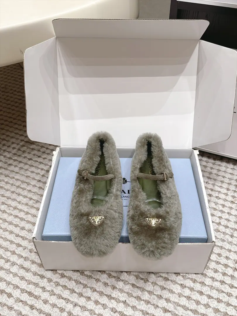 Requisition level Prada 26/ The latest round-headed Mary Jennifer shoe, classic metal tributary hair-stuffed, warm-down shoes. Makes them light and comfortable. To satisfy the many choices of the different styles of fashion.！Marked Metal Triangle, Simple fashion, Every design element is on a fashionable spot.！ Fabulous.: Import rabbit hair Uchi.: Importing sheep's skins Otsumi!: Original custom shoe bottom Size: 35-41（40 41Do it.）