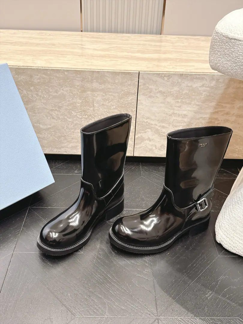 - It's a stroke. Prada/Prada.F 2026ssThe latest autumn and winter boot, the bottom-stamped Martin boots, the middle-stuff boots., A very long watch. Take the boots from the show. Original Recym The layout is superb. It's a classic. It's super patient. - It's a long-lasting suit. But... The Thin Legs. Jane's atmosphere. ✔Shoe.: Import head-decked cow skin ✔The inside sheep., Skins of feet. ✔Otsumi!: Original Group Bottom ✔Codes: 35-40（40Make a no-refund order.）