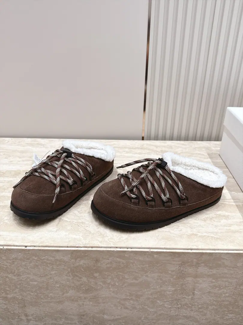 Prada. Prada 26Autumn and winter, a new triangulation of wool slippers. The mood of the autumn and winter is so tacky. PradaThis sheep has a half-crushing hair.!The wool is so soft and thick., The feet are warm as a coloured mountain band design., I'm a little more understanding than I am.4cmHuge # Sneak up #, It's a nice walk, a bit lazy., You can leave the house on the set. High-wild-faced velvet. In the wool. TPUOtsumi! 35-40Code