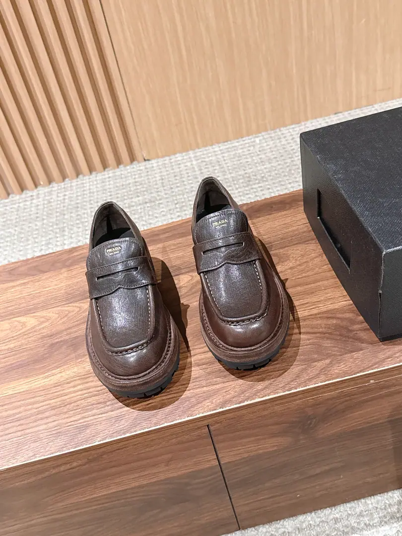 PRADA Prada's new classic muffin-drinked shoe, and a Happy Shoe. The old muffins are thick. No mistake., It's a big one. Four seasons. A clean act is enough to show control over a particular detail of the shoes. Cow leather. In the sheep's skin. The real one is a combination of the lines. He's tall.5cm Size: 35-39（40/41Custom without re-offer）