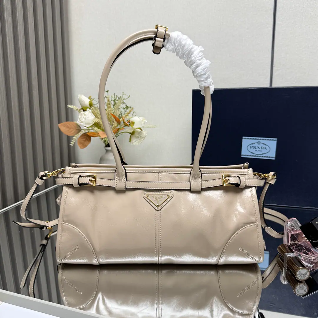 【Top First List】Small1BA （Long wrists.）🎉LusSolfOiled lass.🎉1BA Small🎉🎉This slant bag is on the imported oils., The brightness of the color is a classic., With a long shoulder band that can be deactivated., To facilitate the matching of different occasions., The capacity space is huge., The giants work.👏, It's definitely a cashier's allowance., Take this bag with you and bring it home.！Dimensions: Long32xHigh15.5xBottom12cm🎉🎉🎉👏