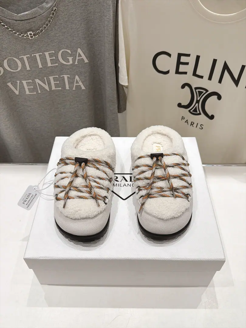 🏧𝐏𝐑𝐀𝐃𝐀Prada. Top Autumn and winter, half a bag of fur slippers. The fabric is imported into the anti-feather skin.+The wool. I'm gonna put my foot in the back and import the wool. Original OpenTPUOtsumi! Size 35-41 [40.41Make a reservation.]