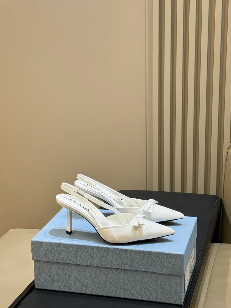 🆕⚠️ prada 26ss new arrival～High heels. PradaSpill-head heels., Use bright-face leather, The light is full., French graceful gas is directly full.！Pointhead+Ding-Sing, Cross-banding in the back empty., The moist feet are strong., You're not tired in your comfortable clothes.. There's a side of the shoe cushion.PradaMark, It's a branding thing.. It's not about dress and suit., It makes sense., Telecommuting, Date, It's a good time for the official.～ size:35-41(40-41I'll make sure I don't change it.)