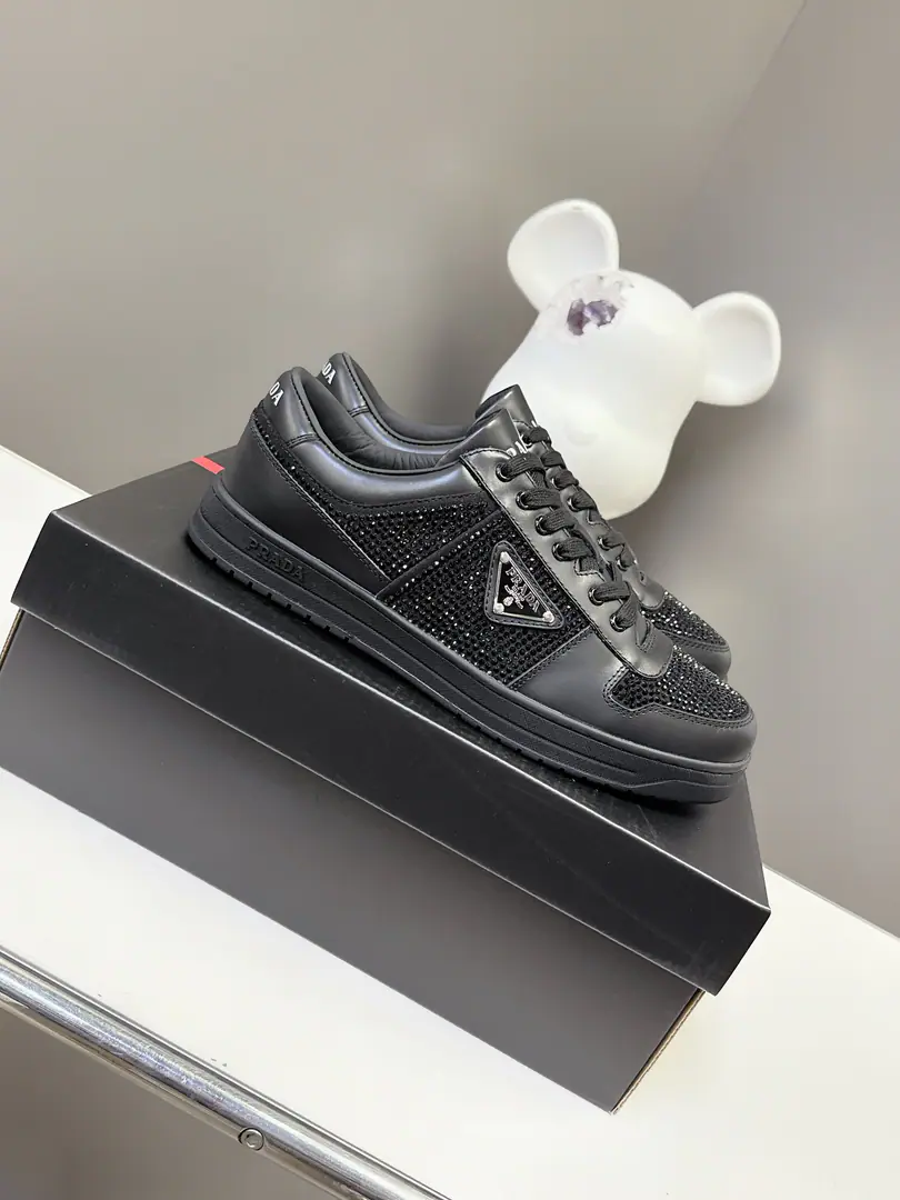 🏧𝐏𝐑𝐀𝐃𝐀Top-of-the-line new guy shoes series. The shoes are very nice and not soft. It's a lot of leisure., The feet are quite comfortable. - It's good to have air., It's a year and season.😆 The fabric is imported into the skin of cattle. The inside and the foot use cow skin. OriginalTPUOriginal Base Men:39-45 [45Custom]