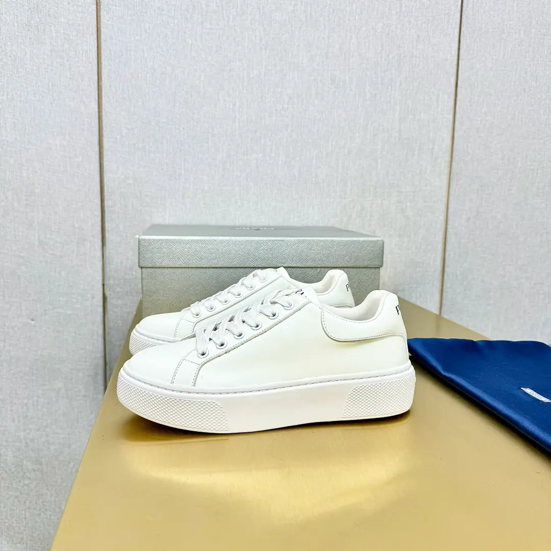 Plant price Prad*Prada. 2024Spring and summer, high-end sports shoes., These sneakers are so fashionable., Simple modern, I want to combine sports style and fine detail., The upper foot is so light., "...and made of leather material.", A rubber shoe., Shoe-tucking the alphabet., The logo, the triangulation metal logo is so elegantly developed.. Shoe.: Original green cow skin, High-wild-lighted cow emplea. Uchi.: In the sheep's skin. Otsumi!: OriginalTPU+pu♪ So we're all together ♪ Size: 35-41I'll make sure I don't change it.)