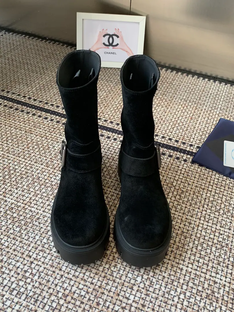The fur cow. PRADA 26ssPrada's classic triangle, the king of the world blowing up female boots. The series that I can't buy in winter., It's definitely the big one this year.！！- The thief is beautiful.！PradaThe boots are really stunned.！The upper foot air is so skinny, it's just a little bit pinched. Shoe.: Bullskins./Bull. Uchi.: Bullskins. Otsumi!: The prototype is a big one. Size: 35-41（40.41Make a reservation or not.）