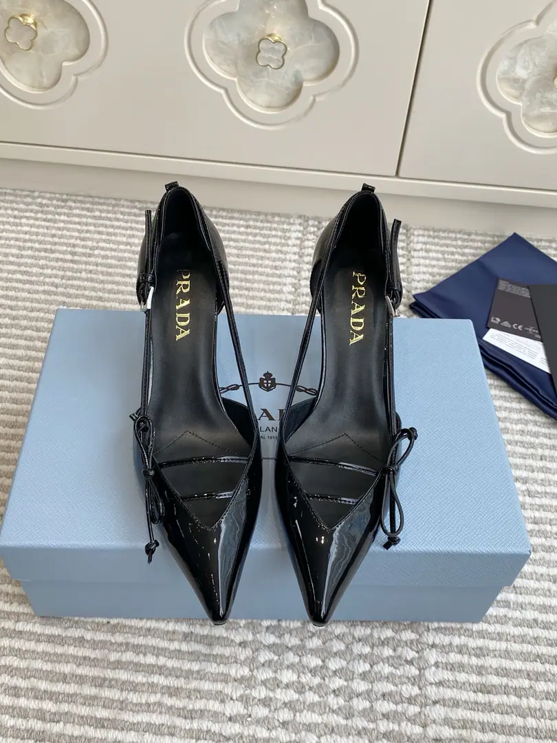 Batch 🐳Requisition level❗️PradaPrada.〰2026The early spring new money.🆕Butterfly knots, high-end, single-shoes. ✔️This high heels are with commas and commas., I'll rewind my shoes.PradaThe elements of the past design, It creates a congenial slurized slur and a mix of motion elements.. ✔️Shoe.: Importing cow paints/Open the oxen./In the sheep's skin. ✔️That's a big one. ✔️He's tall.: 7.5cm ✔️size: 35-39（34.40.41Custom without re-offer）