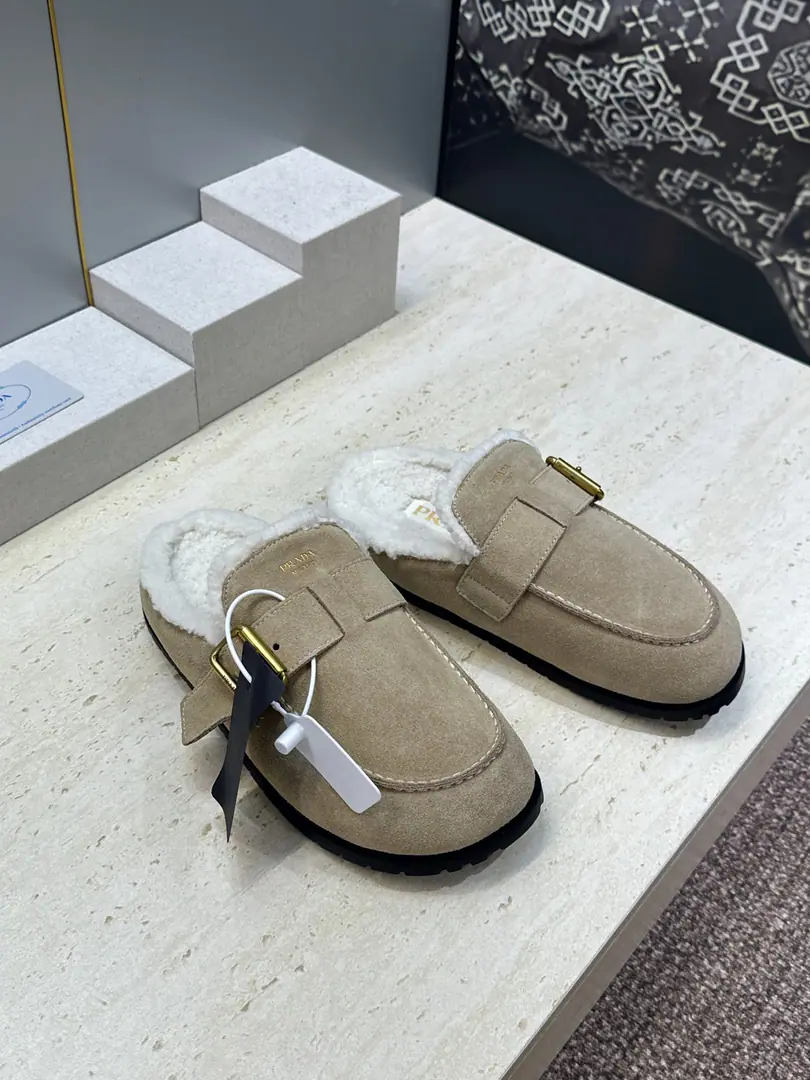 Plant prices Prada 2026A new lamb, mamule's shoes. Prada letterslogoThe hardware is a round-headed slipper. Material: Shoes are imported into sheep, skin.+Import the lamb's wool.+Original modeling slides over base Size:35-41(40.41Custom without re-offer）