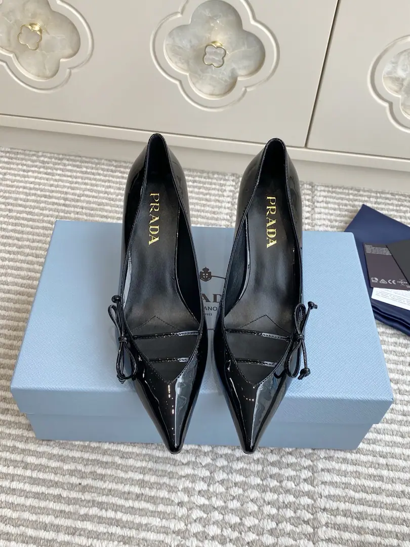 Batch 🐳Requisition level❗️PradaPrada.〰2026The early spring new money.🆕Butterfly knots, high-end, single-shoes. ✔️This high heels are with commas and commas., I'll rewind my shoes.PradaThe elements of the past design, It creates a congenial slurized slur and a mix of motion elements.. ✔️Shoe.: Importing cow paints/Open the oxen./In the sheep's skin. ✔️That's a big one. ✔️He's tall.: 7.5cm ✔️size: 35-39（34.40.41Custom without re-offer）