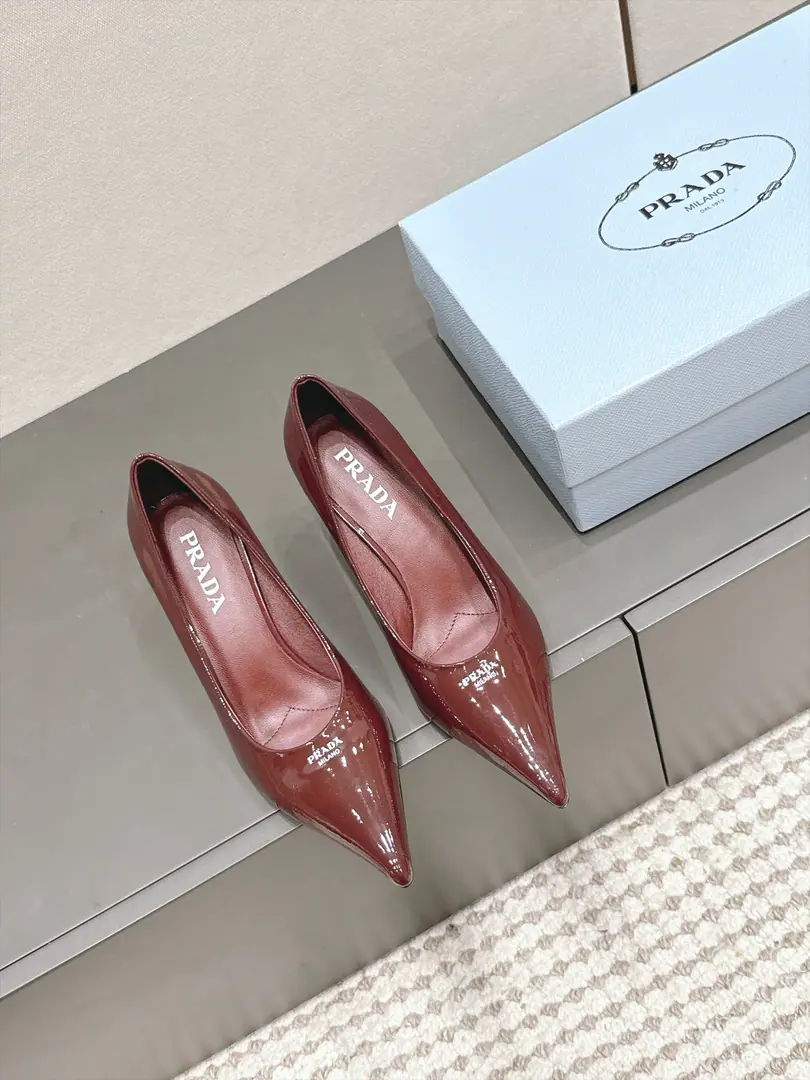 Requisition level（Bring the plane box.） Prad* 26/The classic triangle with a small high heels. Use sharp and sharp head.+Group of geometric triangles, Triangular alignment of the shoe head is brand recognition., Pulling legs together is reinforcing the sense of vanity.. Heel is a fine height., I've been uplifting my grace while keeping my shoe-type savvy.. Shoes are designed with simple, undecorated designs., Only brand-marked triangles on the head of shoes., Footprints.PRADAMarking, Shoemaking guarantees a comfortable and well-dressed set of feet.. Shoe.: Bill openings, cow skin./Painted skin. Uchi.: Lamb skin. Otsumi!: That's a big one. Increase: 7cm size: 35-41Code（40, 41Code custom is not to be changed）