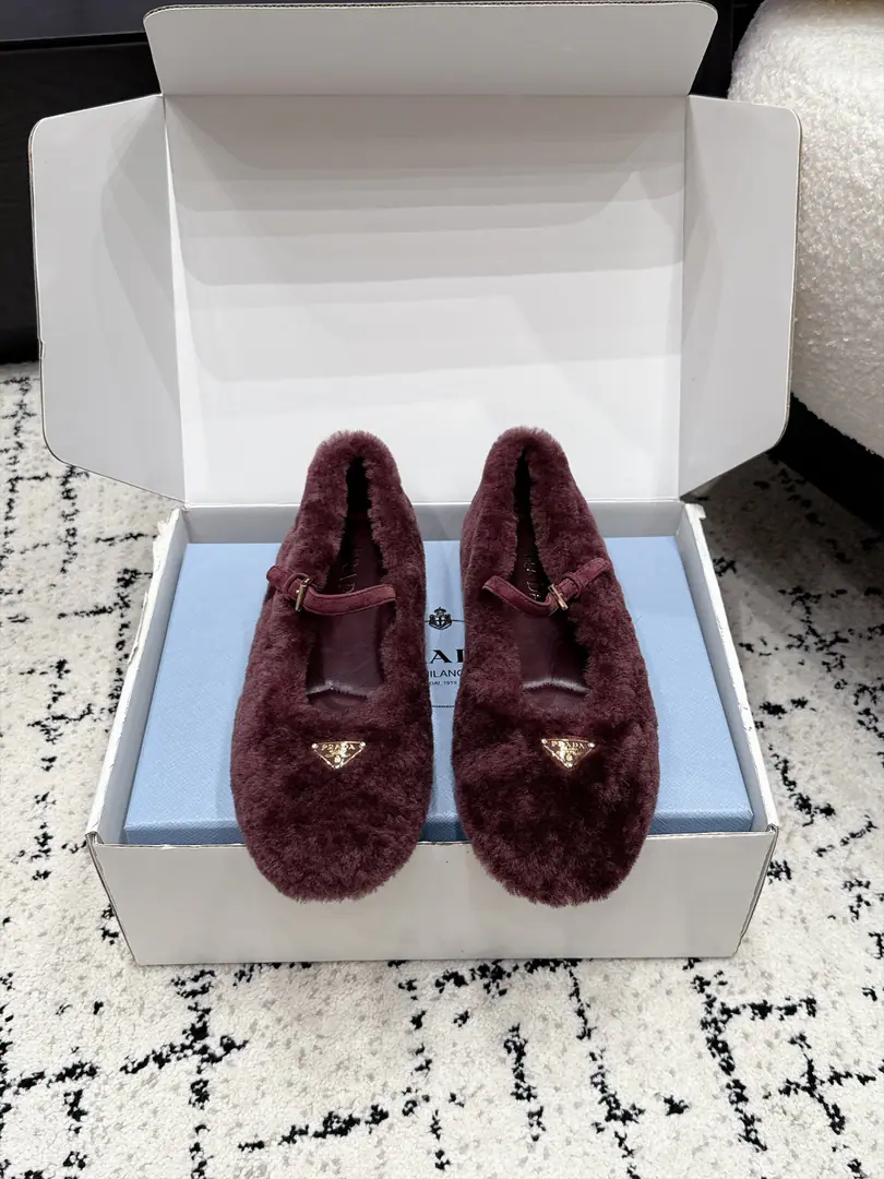 pradaPrada.26/ The latest round-headed Mary Jennifer shoe, classic metal tributary hair-stuffed, warm-down shoes. Makes them light and comfortable. To satisfy the many choices of the different styles of fashion.！Marked Metal Triangle, Simple fashion, Every design element is on a fashionable spot.！ ✔️Fabulous.: Import rabbit hair ✔️Uchi.: Importing sheep's skins ✔️Otsumi!: Original custom shoe bottom ✔️Size: 35-41（40 41Do it.）