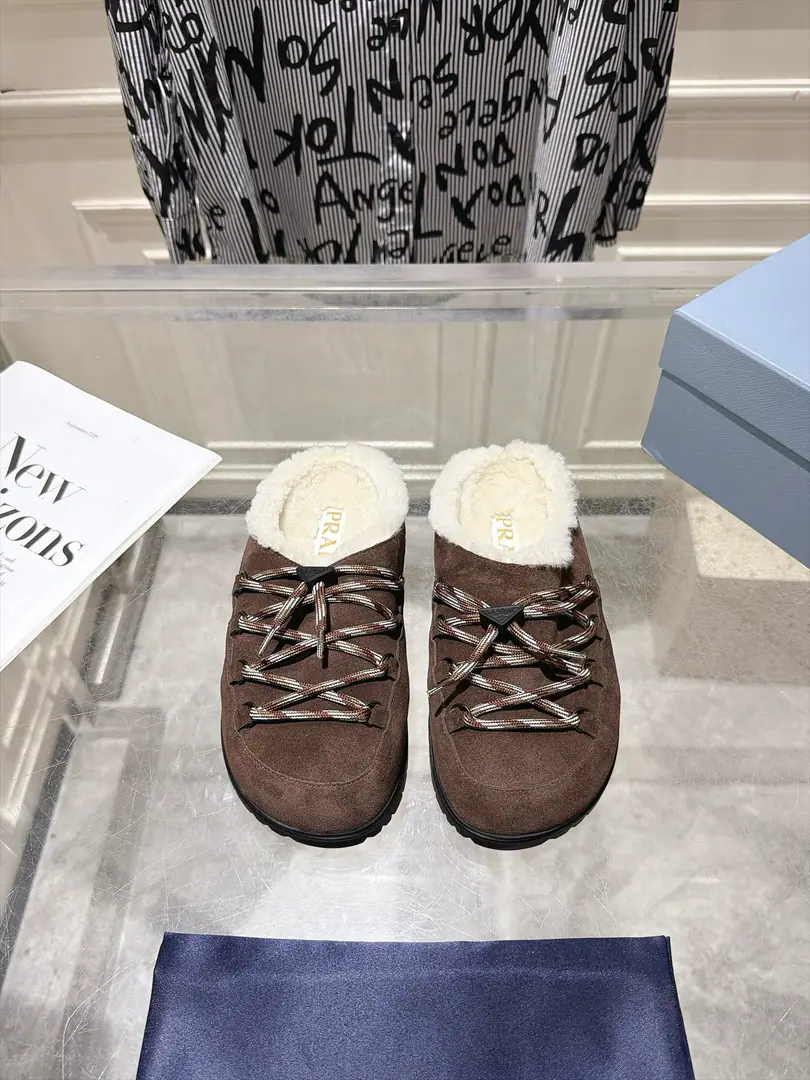 Prada 2026 The new winter belt is half-grafted. SignalALAIAStraps. With a sharp line and a fine metal. The retro-blank design. A smart touch to the foot. With a few of the elegances of old times. The fabric is custom-made for the cow counter-emerging. The insides are all wool. Original modeling, slide-proof floor size: 35-40
