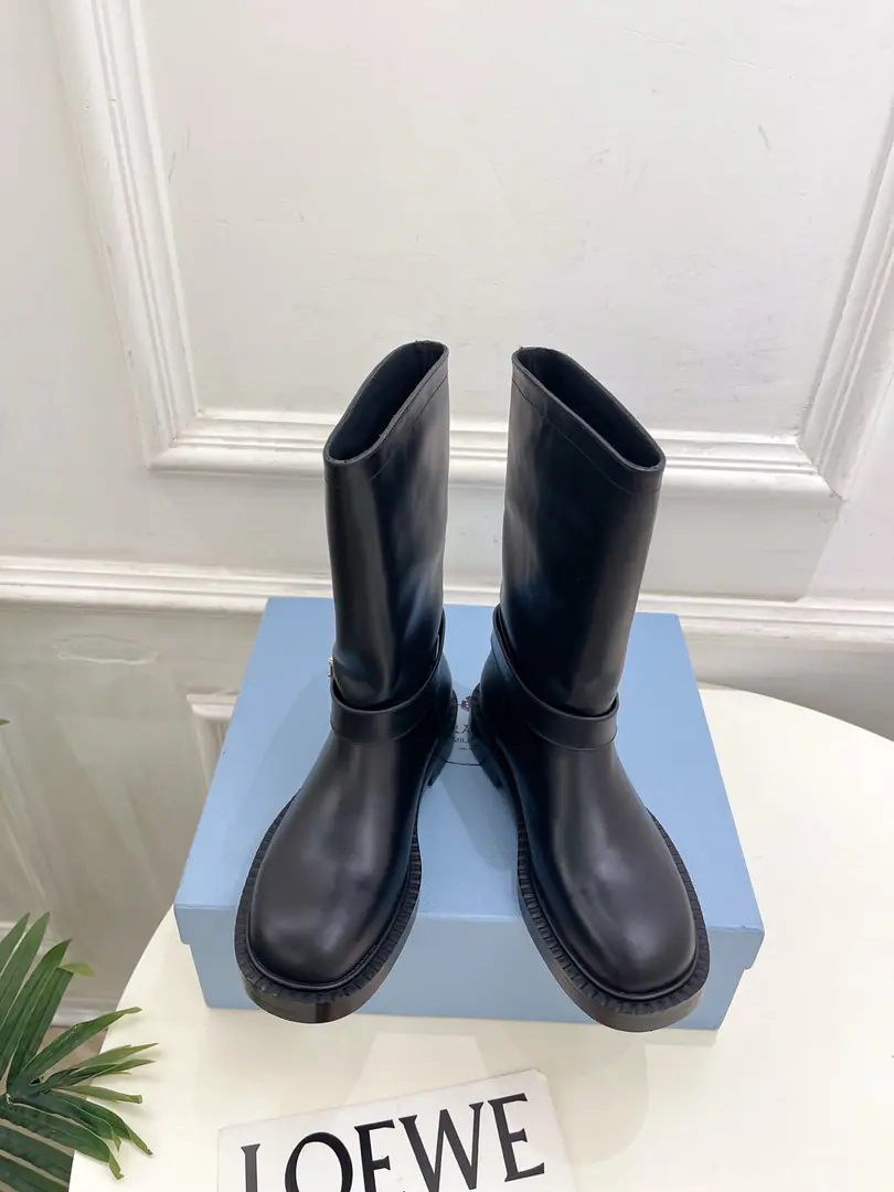 PRADA Prada. 26𝐬𝐬 🌈2026Autumn and winter brand new. The counter is showing off. The classic triangle belts with knights' boots. Boots. Series〰 ◽Shoe.: The original is custom-made to open the beads./Bullskins. ◽️ Uchi.: Import water to dye sheep. ◽Otsumi!: Original modeling, slide-proof floor ◽️ He's tall.: 3.5cm ◽Shoes.: 35-39（40, 41I'll make sure I don't change it.） ◽Plant price: Short boots. Boots. ◽Numbering: 2608045