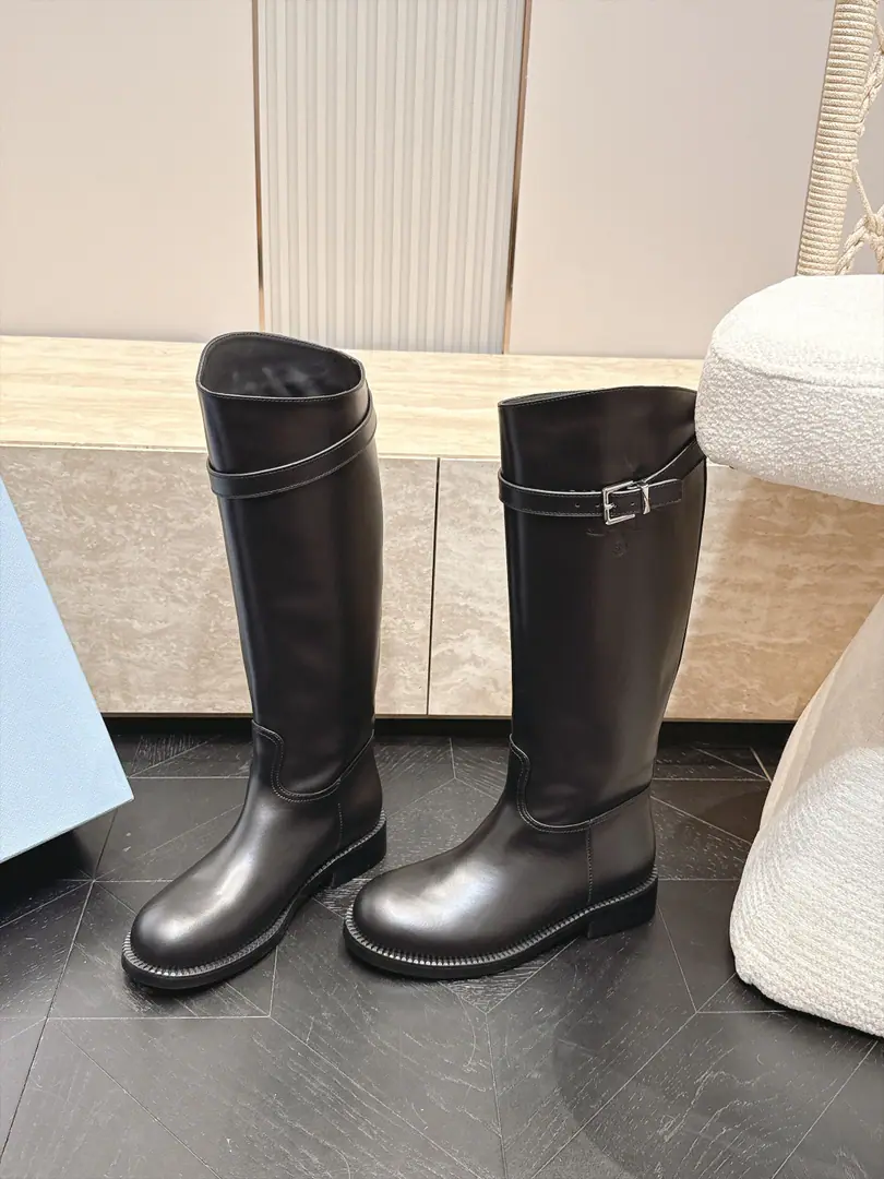 High-windle. Prada/Prada.F 2026ssThe latest autumn and winter, the thickest boots in Martin's boots., A very long watch. Take the boots from the show. Original Recym The layout is superb. It's a classic. It's super patient. - It's a long-lasting suit. But... The Thin Legs. Jane's atmosphere. ✔Shoe.: Import head-decked cow skin ✔The inside sheep., Skins of feet. ✔Otsumi!: Original Group Bottom ✔Codes: 35-40（40Make a no-refund order.）