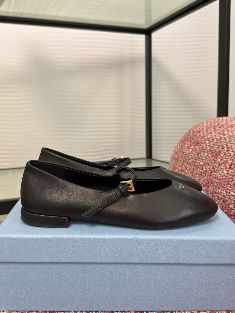 Top Version PRADA Prada. 2026 Autumn and winter money. Circle Head Bold Floor Mary Jane. Ballet shoes. This Mary Jane ballet shoe, always a fine touch.. This leather shoe is shaped with a fiber-shaped almond shoe., The nozzle print the letters in the logo, which is a fine and pure detail.. Fabulous.: Import of sheep skin Uchi./Foot.: Import of sheep skin Otsumi!: The original model of the rubber floor. He's tall.: 1cm Size: 35-41（40 41I'll make sure I don't change it.）