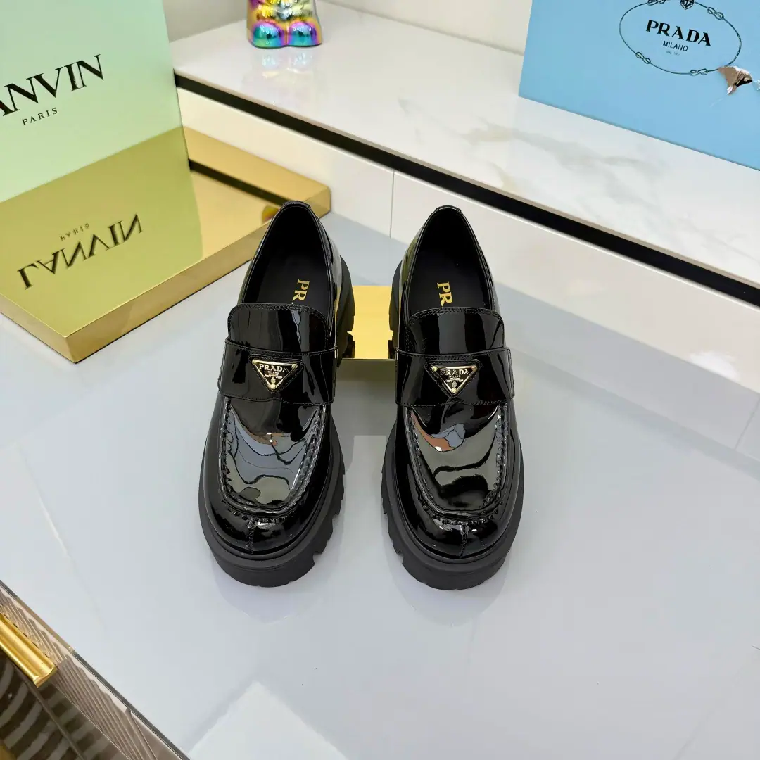 Top Version Prada Prada.25The latest thick, Lorefour shoes. Fire-Eating Series The city of the wind. Design to show functionality and technology. The brand-marked logo of the new flower-pressure rubber triangle. Full-cut shoes., The titty-coupled tiles series.！ Original unamended The shoes are on the side of the cow and the cow counter-feat., A foot-skin.➕Lightly skating slender. Female size: 35-41（41.42I'll make sure I don't change it.）