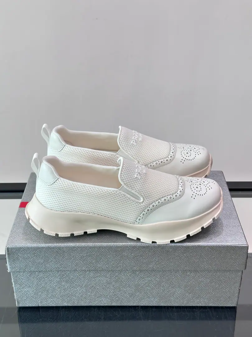 Prada/Prada. A new man's new lazy man's shoes.👟This sneaker uses smooth little cow leather.➕Airnet., A shoe on the shoe., Modern brevity, I'm comfortable with air., It's a good one., Match3cm- The soles of the rubber shoes., He's got a back heel.PradaDetails of the logo, Into the air., Brand logo, cow-tailed feet., Makes a comfortable dress experience.. Full packaged dustproof bags！ size: 39-45