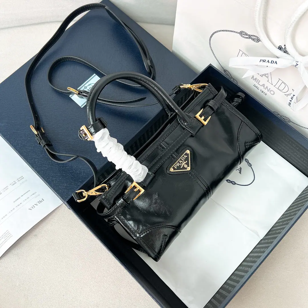 🎉SoftluxOiled lass.🎉1BA Mini-Channel.🎉🎉 This mini-handy bag uses imported oiled skin., The brightness of the color is a classic., With a long shoulder band that can be deactivated., Slash, Handheld, Shoulder belt., Meet all backsliding👏👏The capacity space is huge., The giants work.👏, It's definitely a cashier's allowance., Small size., The real lady's cute.😘😘Take this bag with you and bring it home.！Long23.5High12xBottom9cm🎁