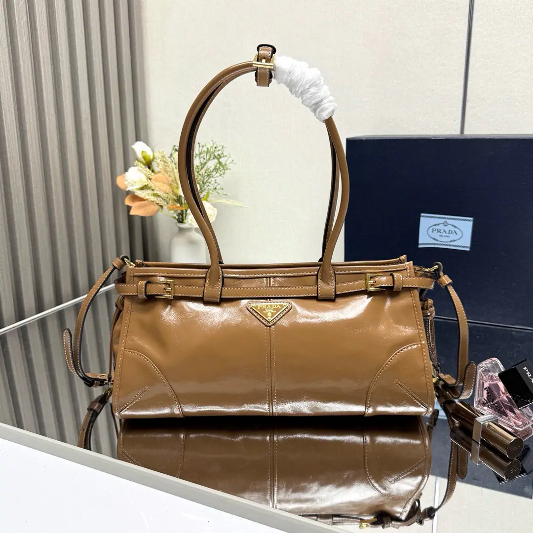 【Top First List】Small1BA （Long wrists.）🎉LusSolfOiled lass.🎉1BA Small🎉🎉This slant bag is on the imported oils., The brightness of the color is a classic., With a long shoulder band that can be deactivated., To facilitate the matching of different occasions., The capacity space is huge., The giants work.👏, It's definitely a cashier's allowance., Take this bag with you and bring it home.！Dimensions: Long32xHigh15.5xBottom12cm🎉🎉🎉👏