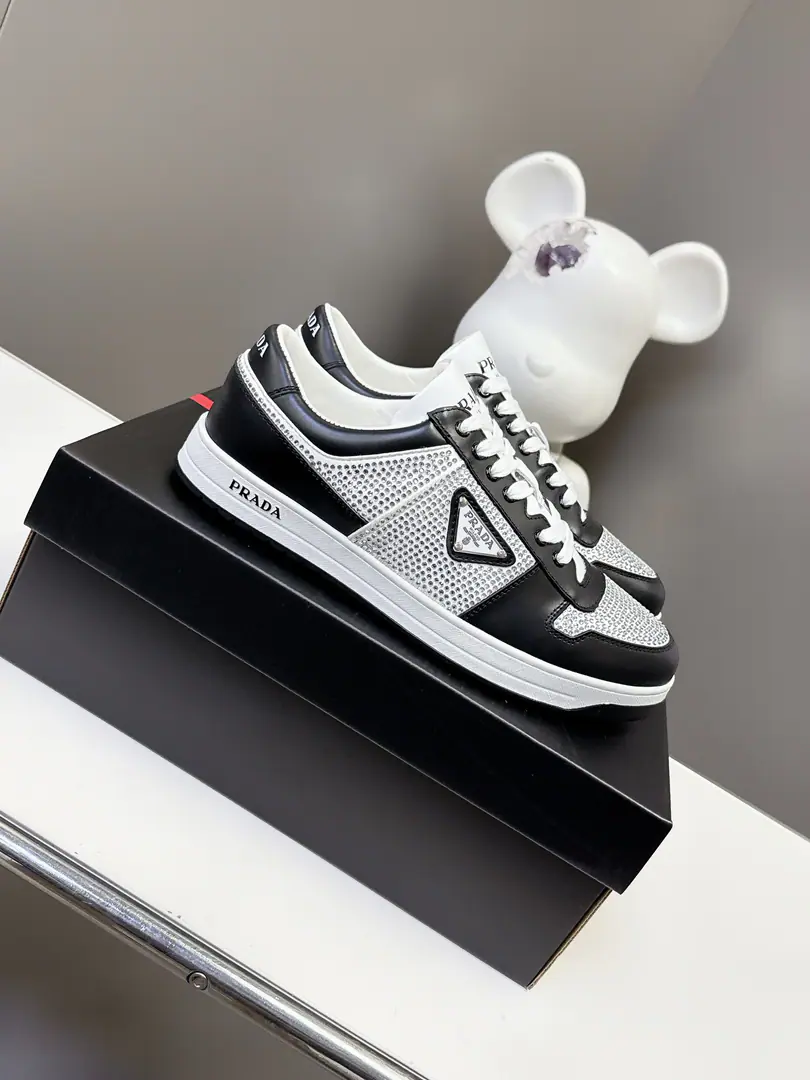 🏧𝐏𝐑𝐀𝐃𝐀Top-of-the-line new guy shoes series. The shoes are very nice and not soft. It's a lot of leisure., The feet are quite comfortable. - It's good to have air., It's a year and season.😆 The fabric is imported into the skin of cattle. The inside and the foot use cow skin. OriginalTPUOriginal Base Men:39-45 [45Custom]