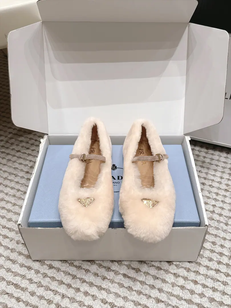 Requisition level Prada 26/ The latest round-headed Mary Jennifer shoe, classic metal tributary hair-stuffed, warm-down shoes. Makes them light and comfortable. To satisfy the many choices of the different styles of fashion.！Marked Metal Triangle, Simple fashion, Every design element is on a fashionable spot.！ Fabulous.: Import rabbit hair Uchi.: Importing sheep's skins Otsumi!: Original custom shoe bottom Size: 35-41（40 41Do it.）