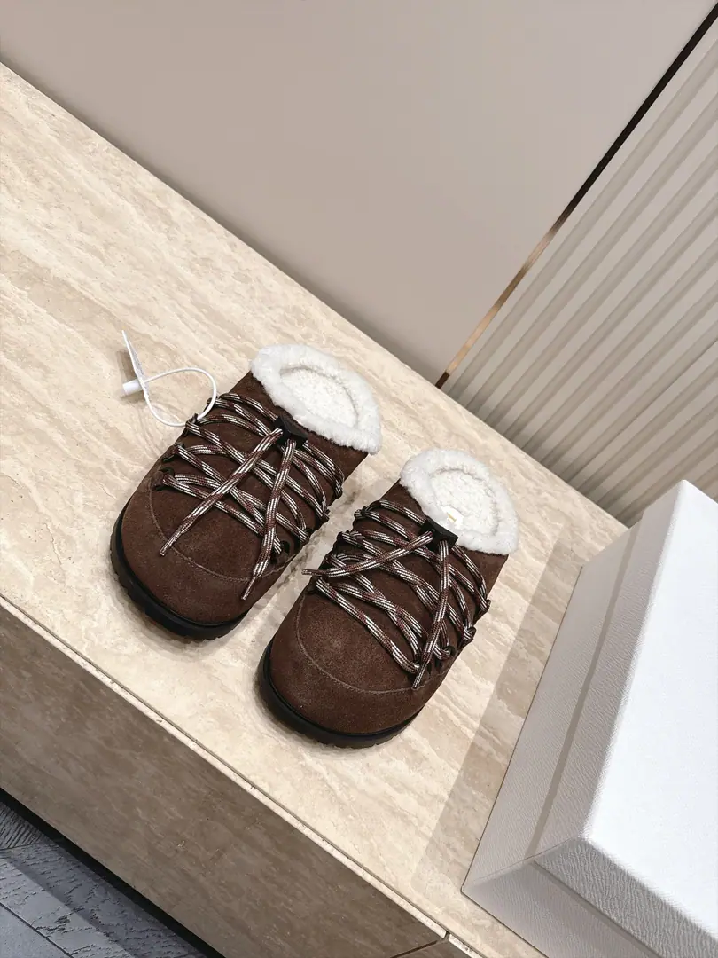 Prada. Prada 26Autumn and winter, a new triangulation of wool slippers. The mood of the autumn and winter is so tacky. PradaThis sheep has a half-crushing hair.!The wool is so soft and thick., The feet are warm as a coloured mountain band design., I'm a little more understanding than I am.4cmHuge # Sneak up #, It's a nice walk, a bit lazy., You can leave the house on the set. High-wild-faced velvet. In the wool. TPUOtsumi! 35-40Code