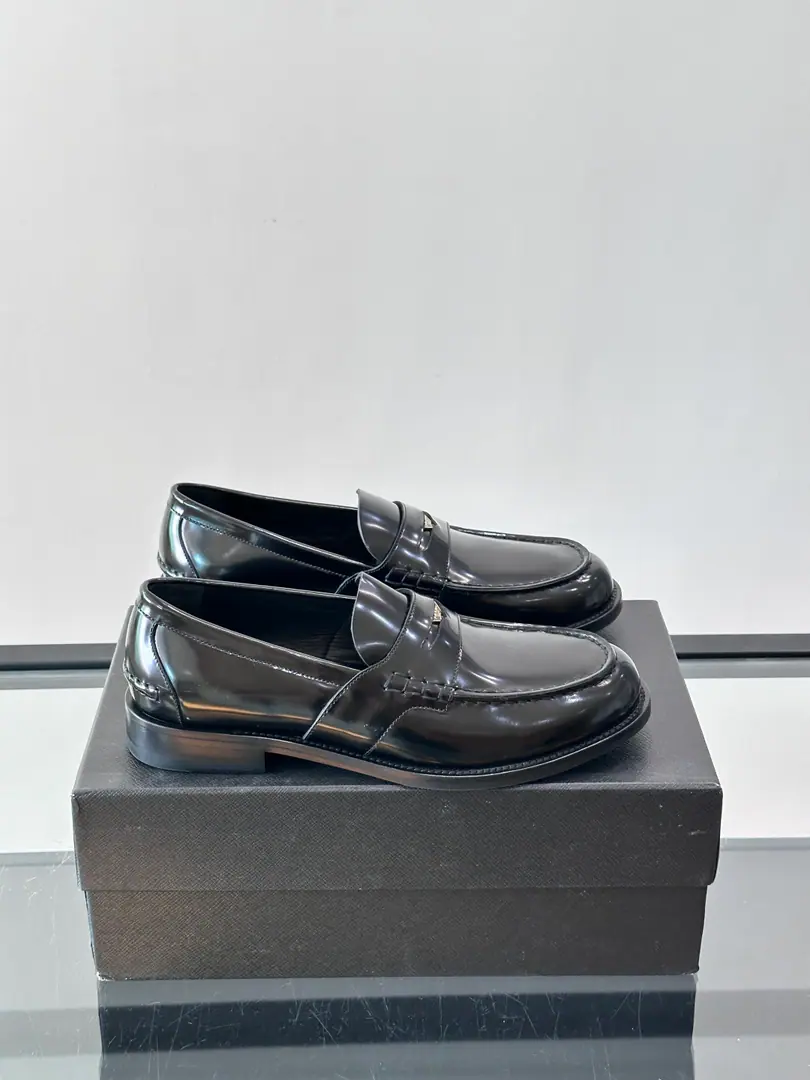 Prada/Prada's new leather shoes.👞Use of Italian import of open-beaded shoes, Big pieces of puzzle design, No more darts., Rework., Fine marks., Same-same-symbol decorations, I want to combine classics with modern styles., Inreben dyes the cow skin., MarkPRADAThe logo, the cow's skin and foot., The original factory is so lightly grinding the texture and the dents are really thick., It's not tiring., The shock is excellent., The upper foot is comfortable.！ Dollar, Size: 39-44（45.46Custom）