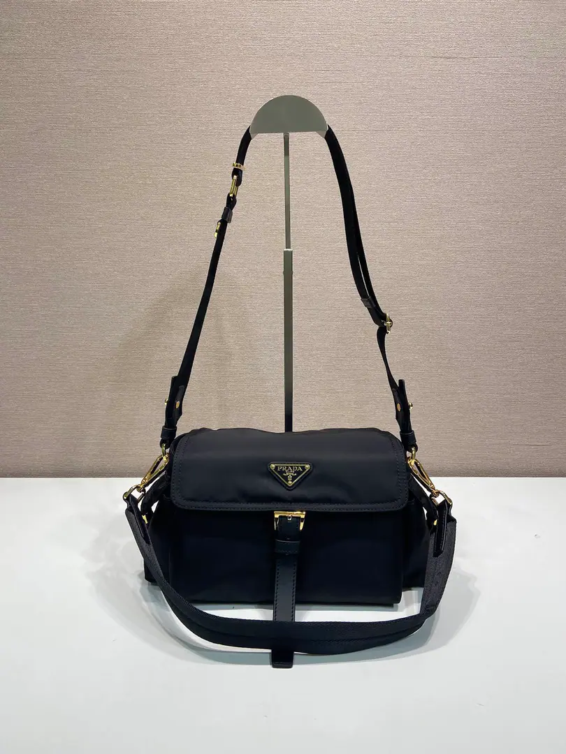 🎉New mailman bag.🎉1BD Small🎉🎉 This bag is perfect for precision and functionality., Use regenerative nylon material., Soft contour, With multiple pockets.. Light and practical design combined with motion and 100-strength elements, A lascivious, trigonometric metal logo., The details of the leather.. Yes.2A shoulder belt can be broken., Large capacity, It's perfect., Another time-consuming time-out., Big boys and girls share., Let's get started.🎉🎉 Long30xHigh14xBottom10cm🎉🎉🎉