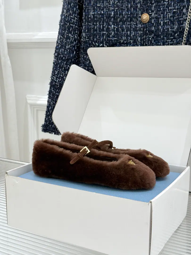 Plant price（Original Aircraft Box＋10） Prada/Prada.26WFThe new one. The trigonometric flatten Mary Jane's shoes. Classic triangle high luxury logo ♪ Softly velvet ♪ The flat soft-footing is so comfortable. Mary Jane's buttons are full of regenesis. The second time you're going to change your sock into a thousand gold. A nice coat and a nice suit. I can fly around the street. The upper legs are thin and the legs are thin. The wool is so delicate. The old money is so relaxed. Low profile with high-resolution recognition. He's been running around all day without a leg. Prada girls must go in the autumn winter. I'll be out in the fall and all the suits. I'm just gonna take a little bit of a pep talk. The classics never pass. A surprise is hidden in the details of the big card. The shoe cabinets must have a treasure deposit. Close your eyes and you'll never step on a thunder.！ The fabric is customised for wool. The inside feet are all sheep's skin. Italian imports are so thick. size: 35-39（40/41Custom） Numbering: 91820260730