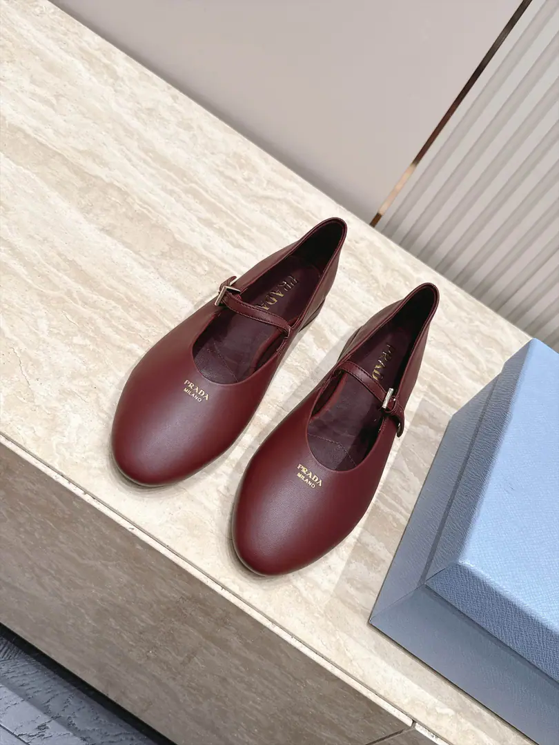 Top Version Prada Prada. 2026ssNew Mary Jane's flat-bed Happy Shoes. The Red Bang is coming.！The big reds are the first to experience., RedinsThe Herb-breeding God., It's a very retrograde wind., The aerobics are perfect., It's a very classic design., It's very high-class and very comfortable..Original 1-to-one.！Absolute monopolistic practice！ Fabulous.: Imported cattle skin Uchi.: Import of sheep skin Otsumi!: The Italian skin is a big thing. Size: 35-40（40I'll make sure I don't change it.）