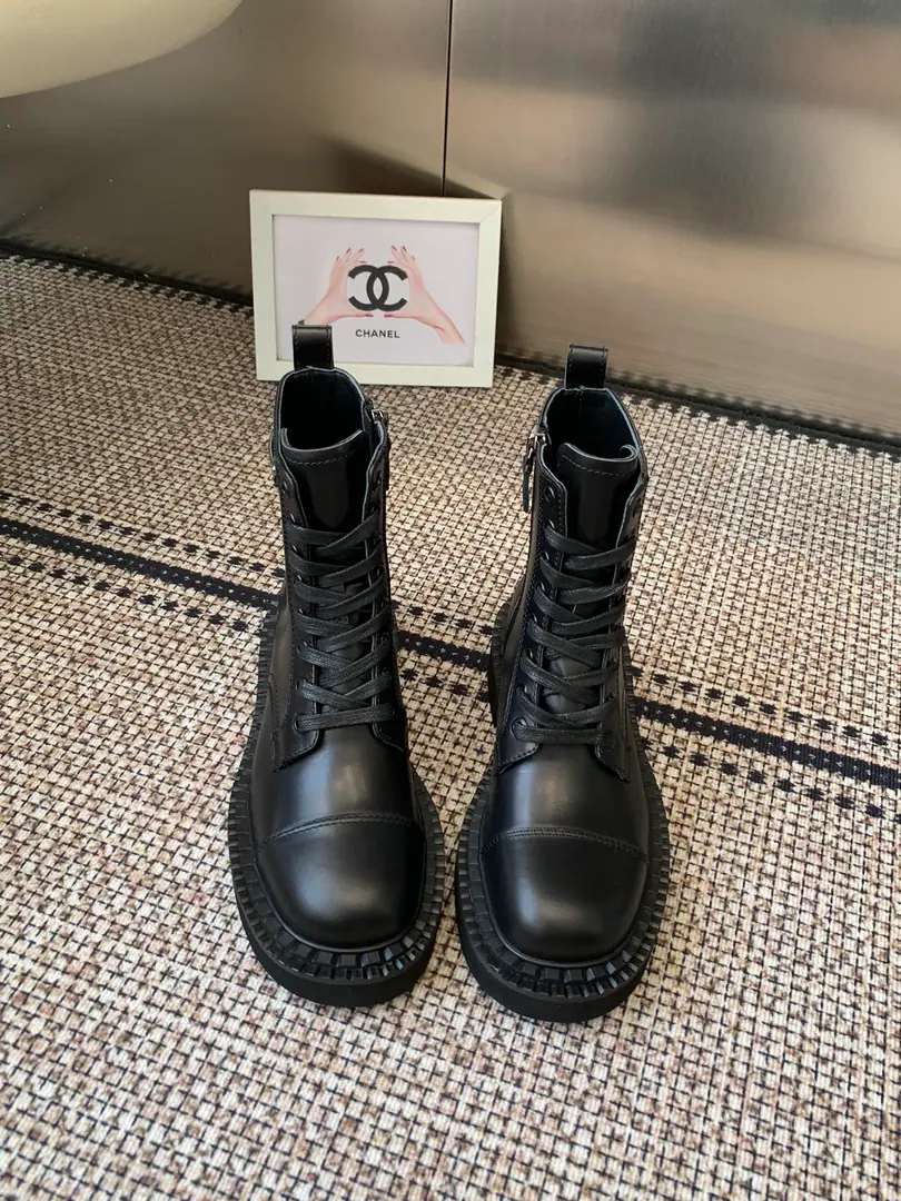PRADAThe Prada Classic Triangular King blew Martin's boots off.. This year's big money.. The upper foot is thin., Use of multiple imported materials throughout the series: Cowskin., Open the beads., The veal is high and bright., The inside water dyes the skin.！！The bubble is light and comfortable.. Codes: 35-41（41I'll make sure I don't change it.）