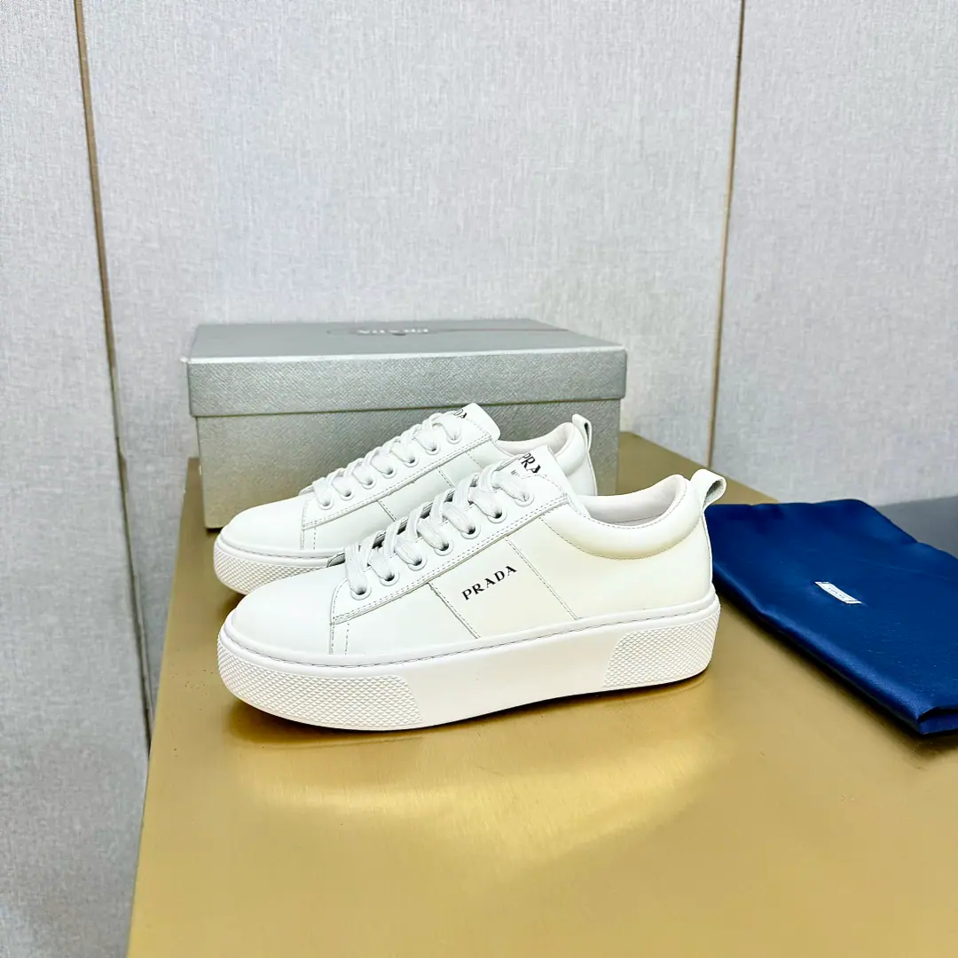 Plant price Prad*Prada. 2024Spring and summer, high-end sports shoes., These sneakers are so fashionable., Simple modern, I want to combine sports style and fine detail., The upper foot is so light., "...and made of leather material.", A rubber shoe., Shoe-tucking the alphabet., The logo, the triangulation metal logo is so elegantly developed.. Shoe.: Original green cow skin, High-wild-lighted cow emplea. Uchi.: In the sheep's skin. Otsumi!: OriginalTPU+pu♪ So we're all together ♪ Size: 35-41I'll make sure I don't change it.)