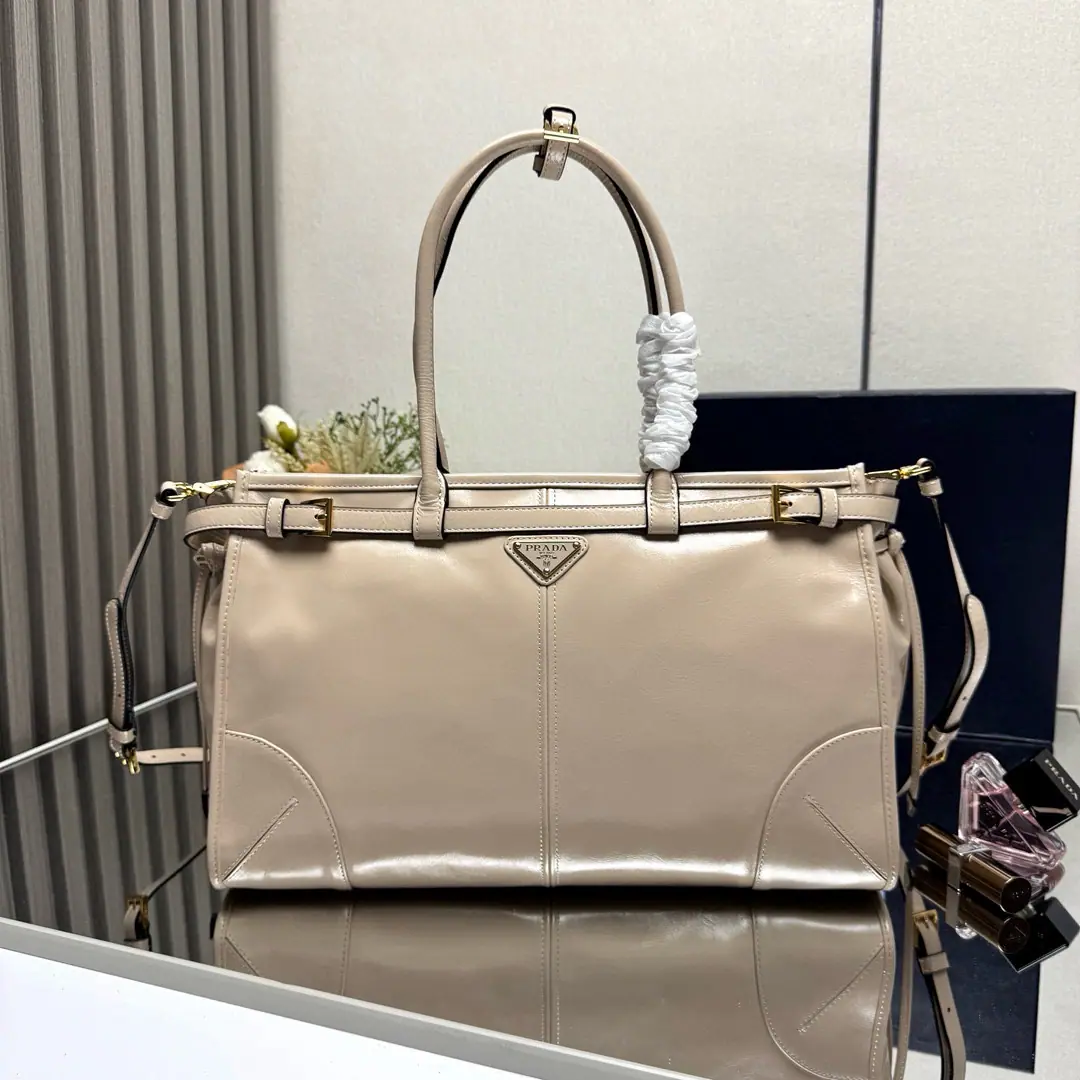 【Top First List】🌹🎉LusSolfOiled lass.🎉1BA Big number.🎉🎉This slant bag is on the imported oils., The brightness of the color is a classic., With a long shoulder band that can be deactivated., To facilitate the matching of different occasions., The capacity space is huge., The giants work.👏, It's definitely a cashier's allowance., Take this bag with you and bring it home.！Dimensions: Long38xHigh30xBottom12cm🎉🎉🎉👏