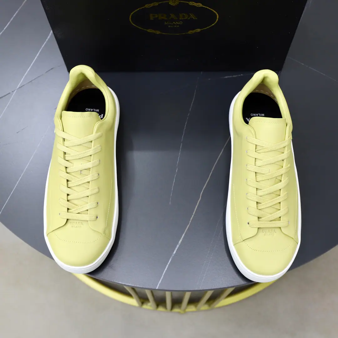Get out of the factory. Prada/Prada. Gentlemen.CourtThe head of leather and sneakers is on the line.！The best.！ The design of this sneakers captures the essence of modern style., Combining motion function with simple and about elegant. Made from imported cow skins, Same-colour tie details create fluidly uniform visual effects, The outer side of the shoe is shaped with a simple but highly recognizable triangle marking geometry., Shoes head stamp.Prada MilanoLogo, A mix.4.5cmThe bottom of the soft rubber., The back of the heel is marked with details., The bottom is accompanied by geometrical textures., Slipperproof and grindy., The whole skin liner is designed to be fitted with a plaque to remove the logo., Take a breath from your upper feet.！Full packaged dustproof bags！ Size: 39-40-41-42-43-44-45 Standard leather shoe size.