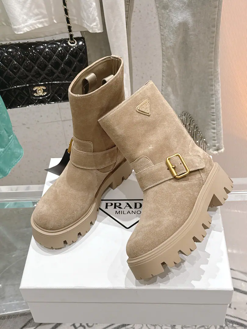 🏧𝐏𝐑𝐀𝐃𝐀Prada.F Series The latest triangulation buttons are full of mid-stamp boots., A very long watch.. Take the boots from the show. Original Recym The layout is superb. It's a classic. It's super patient. - It's a long-lasting suit. But... The Thin Legs. Jane's atmosphere.. Shoe.: Waxing and swiping the cow back. Uchi.: Silk cow skin. Otsumi!: Original version modeled in.TpuBottom Codes: 35-40 [40.41Make a reservation.]
