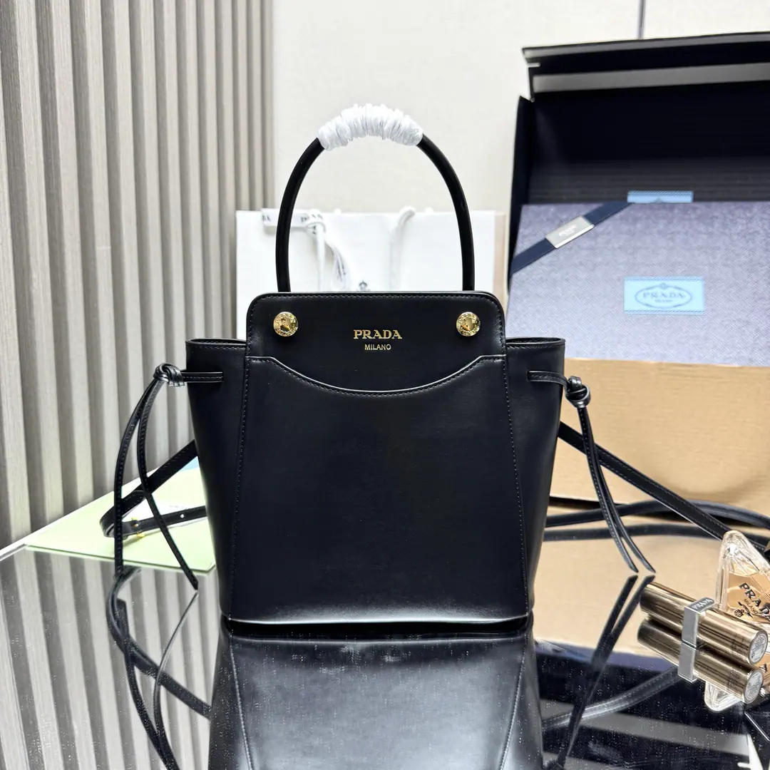 【Top First List】🎉New paragraphCarryHandbag.🎉1BA 🎉🎉This bag is based on its fashion-precision design., I've been able to put a dynamic beauty into every detail of daily use.. The broad-forming apparel is made from imported cattle., It's worth it., Adjustable leather shoulder belt. Magnetic closing device, It's a unique retrograde style.. The top is very fashionable.. Ladies., Let's get started.🎉🎉Dimensions: Long19xHigh21xBottom7cm🎉🎉🎉