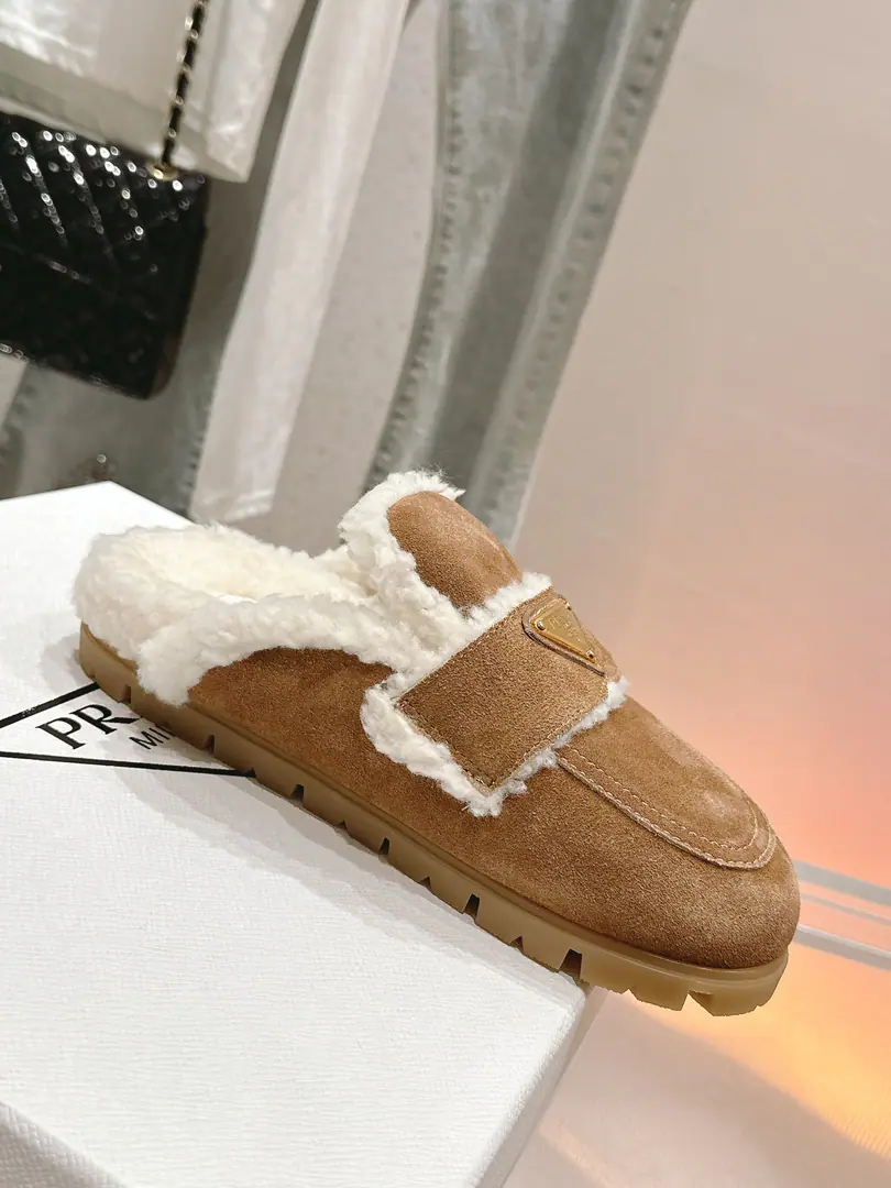 🏧𝐏𝐑𝐀𝐃𝐀Top Top The Pradya triangle is snow-dry with a metal gear wheel.！ Fashion imports, sprout. In the blue wool of the Australian sheep./Foot. Original double color is too lighttpuBottom+Real leather. Size35-41 [40.41Custom]
