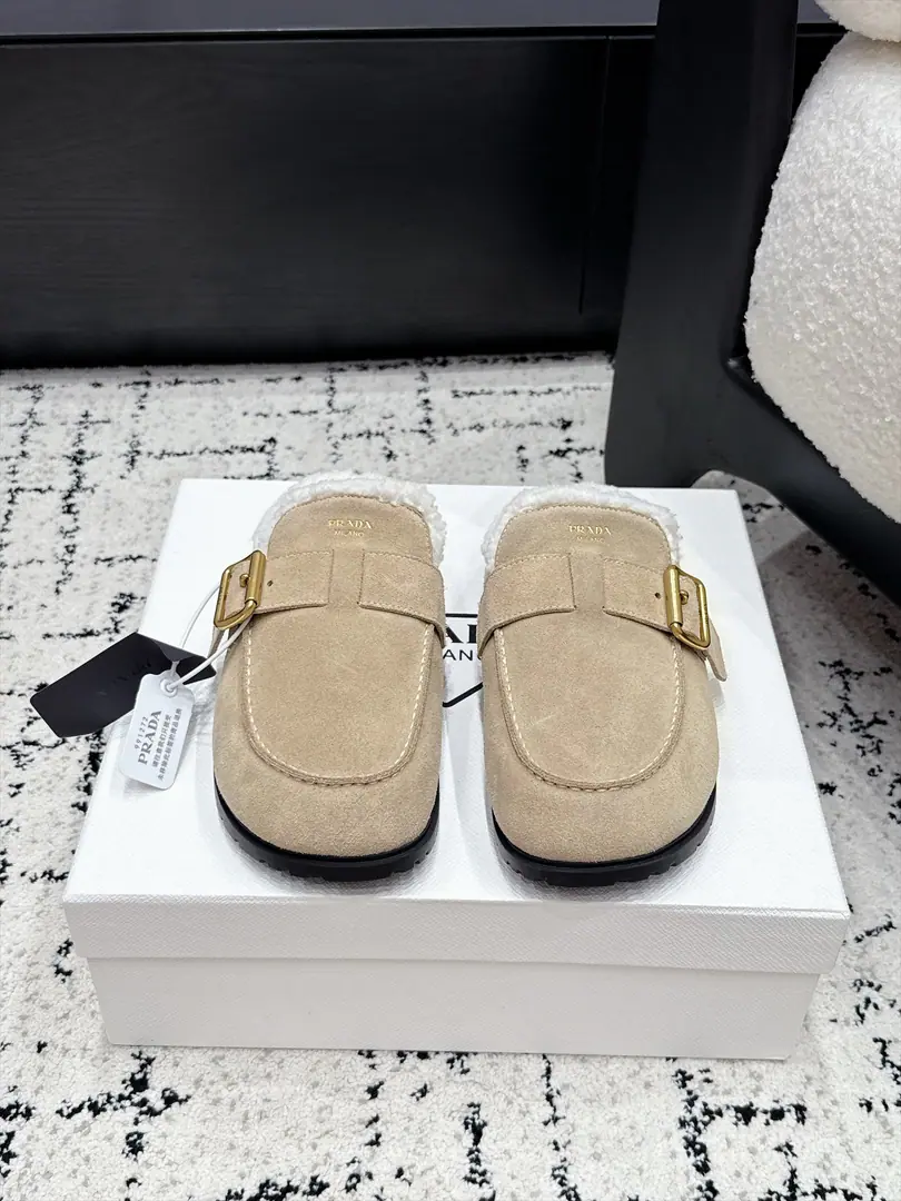 Prad*26/A new lamb with a bag of bracken shoes in the morning and autumn. I'm not sure I'm sure I'm going to be able to get a better look at this., Autumn-Tunnel Lazy Muller tow, Round-wide, shoe-stylish and moist feet., A metal button on the shoe, with a short strap., The color is the way to meet the tone of autumn and winter.. The autumn and winter atmosphere is so full of lazy shoes., The old shoes are lazy., It's a warmer and a more modulus inside the fuzzy., It's a loose atmosphere., It's all in the fall and winter.. ✔️Shoe.: High-swiss-lighted cow revelry. ✔️Uchi.: Lamb wool. ✔️Otsumi!: Original version to open ✔️size: 35-41Code（40 41Customize No Refund）
