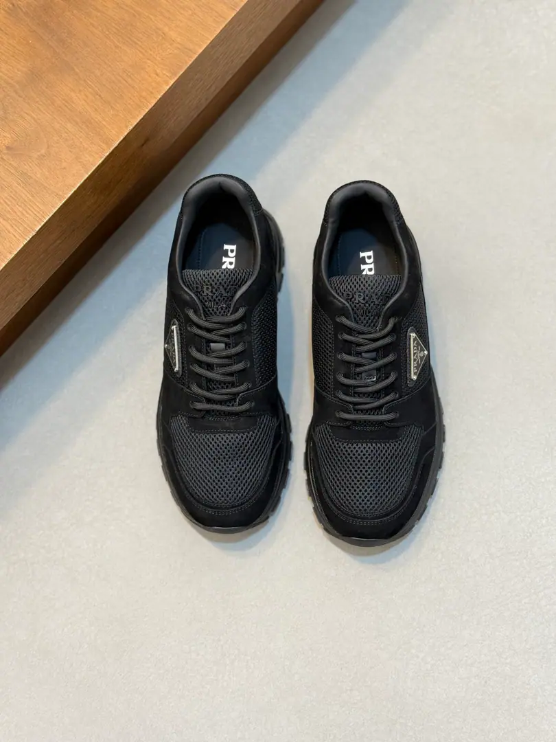 PRADA/Prada. Montecarlo Re-Edition 2026Summer leather shoes. This sneakers...2026Year as first yearLinea RossaPart of the series, Comfortableness is integrated into the design of fine innovation.. The latest style is sports style., Returning with soft-feather cattle leather and fabriced net eye shoes, Match visible top thread stitches, Respond to original mitochonous lines. I'm inspired by my driving shoes., A soft, flexible leather bag with a rubber deconstructed sole., And give the sneakers a light look and a smooth beauty.. The shoe is burning gold.logologo decoration, The watered cow's skin is covered with gold-coated cow's skin., I'll take a breath of air from my feet.！Full packaged dustproof bags！ Size: 39-40-41-42-43-44 Standard leather shoe size（45I'll make sure it's not changed.）