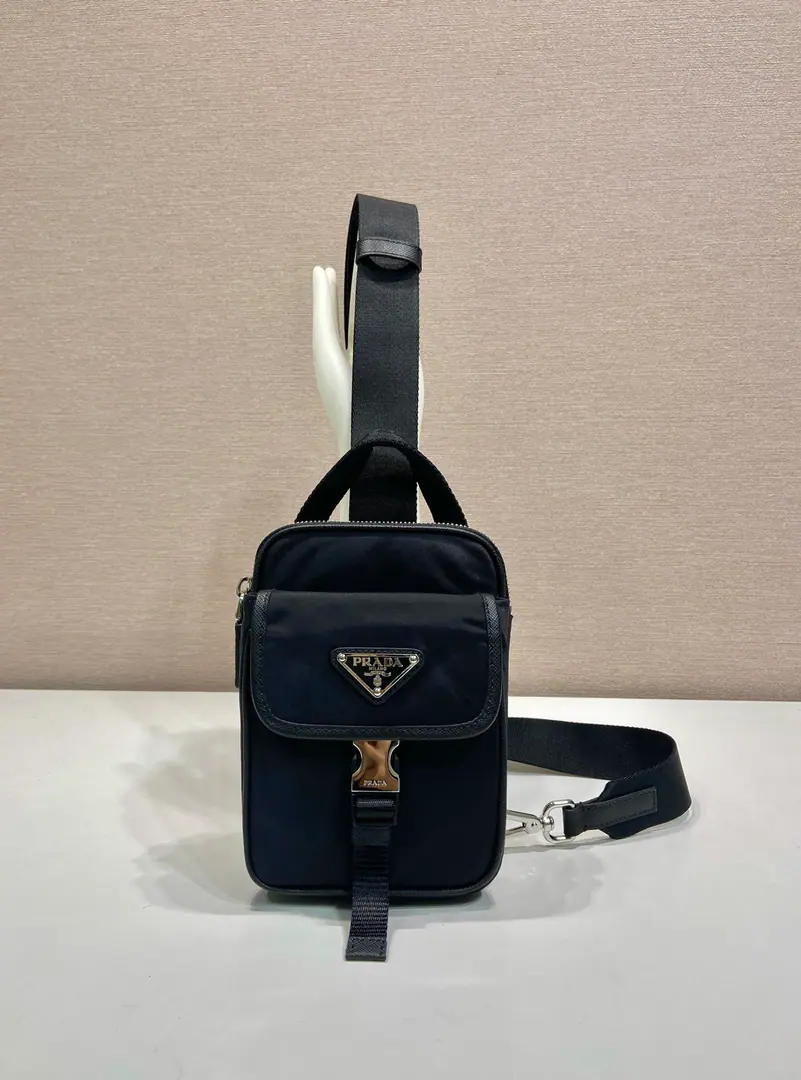 🎉Newly delivered cell phone breast bags🎉2ZH 🎉🎉 This smart phone shell is a 100-pack of modern designs., A triangle logo., Let the nylons meet again.SaffianoLeather materials, And a portable one., Previous button pocket design, Another time-consuming time-out.🎉🎉 Long11.5xHigh17xClothes.4.5cm🎉🎉🎉