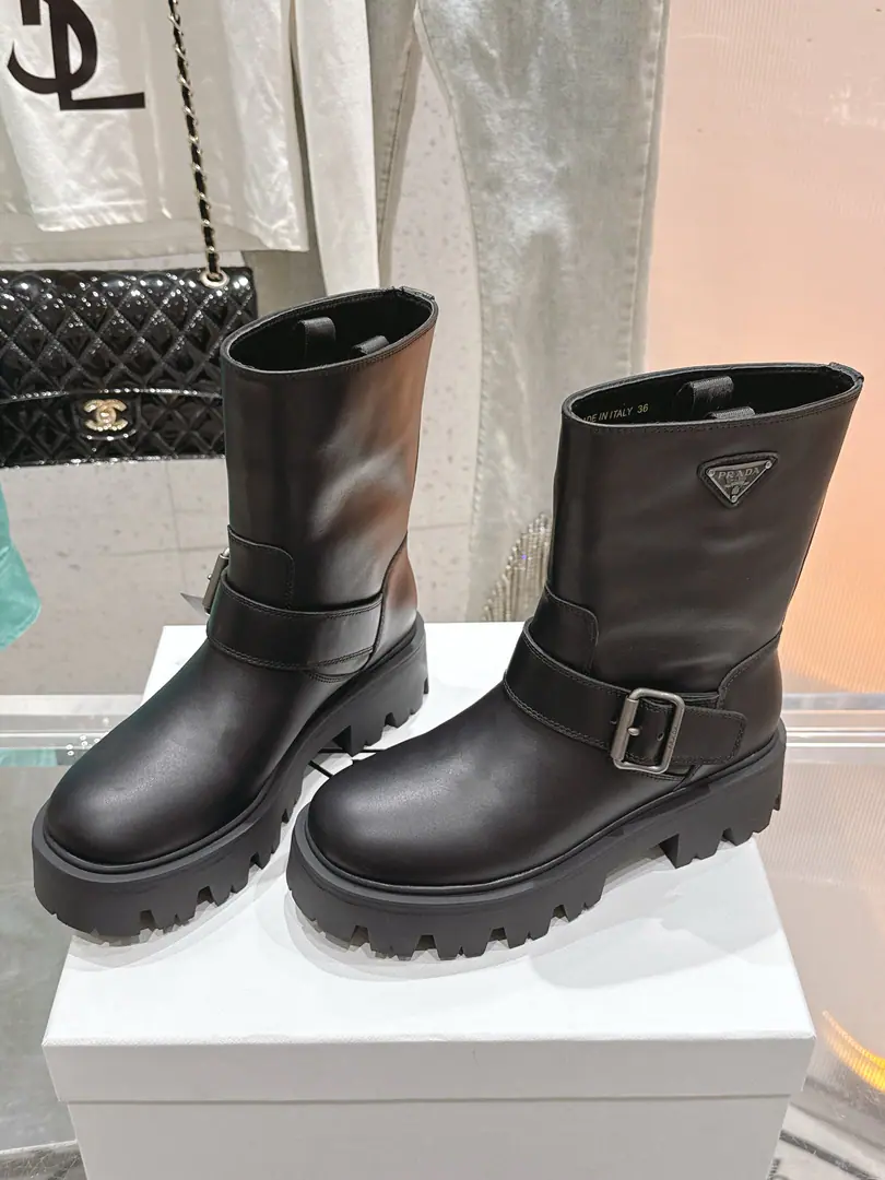 🏧𝐏𝐑𝐀𝐃𝐀Prada.F Series The latest triangulation buttons are full of mid-stamp boots., A very long watch.. Take the boots from the show. Original Recym The layout is superb. It's a classic. It's super patient. - It's a long-lasting suit. But... The Thin Legs. Jane's atmosphere.. Shoe.: Waxing of the skin of a cow. Uchi.: Comfortable, silk-grained cow skin. Otsumi!: Original version modeled in.TpuBottom Codes: 35-40 [40.41Make a reservation.]