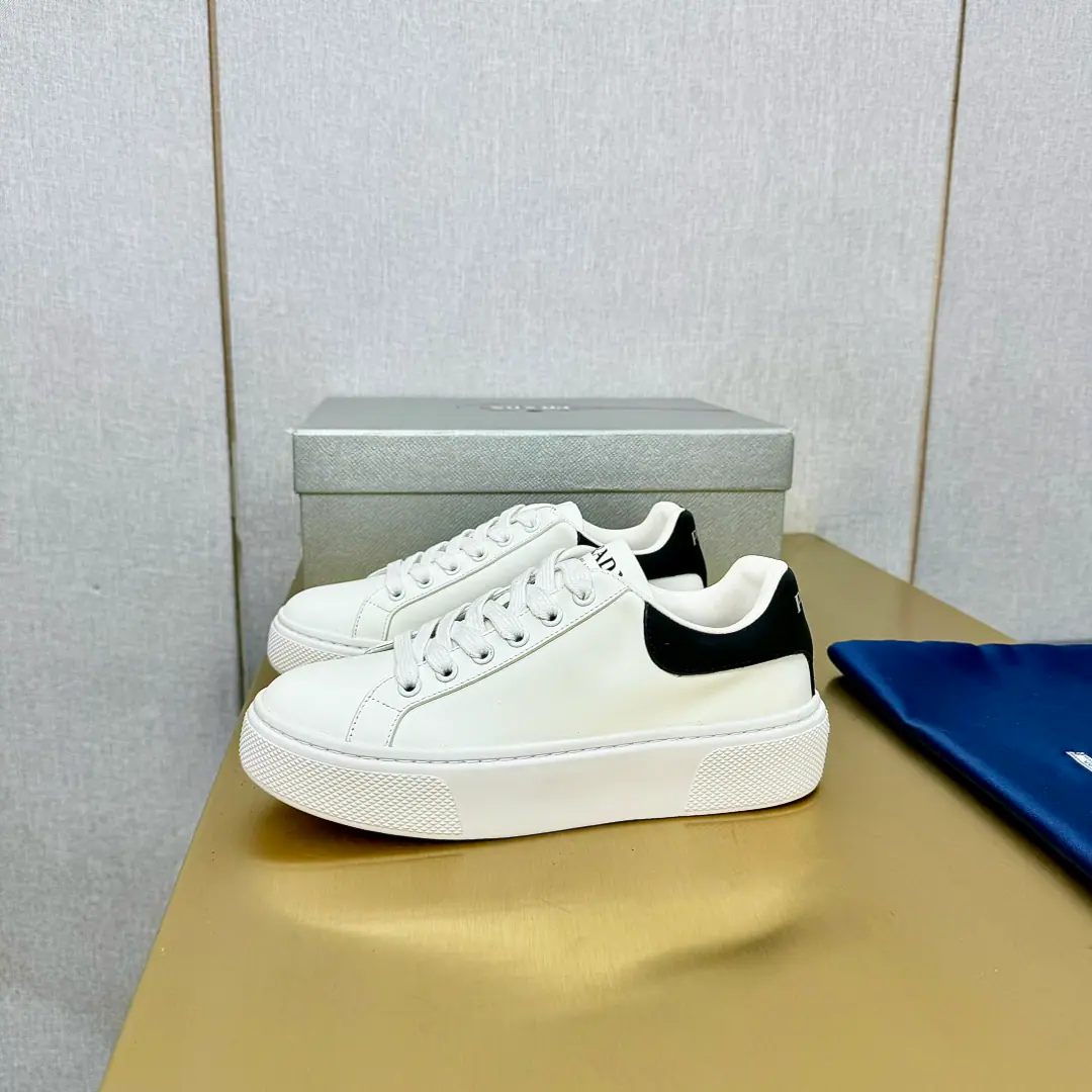 Plant price Prad*Prada. 2024Spring and summer, high-end sports shoes., These sneakers are so fashionable., Simple modern, I want to combine sports style and fine detail., The upper foot is so light., "...and made of leather material.", A rubber shoe., Shoe-tucking the alphabet., The logo, the triangulation metal logo is so elegantly developed.. Shoe.: Original green cow skin, High-wild-lighted cow emplea. Uchi.: In the sheep's skin. Otsumi!: OriginalTPU+pu♪ So we're all together ♪ Size: 35-41I'll make sure I don't change it.)
