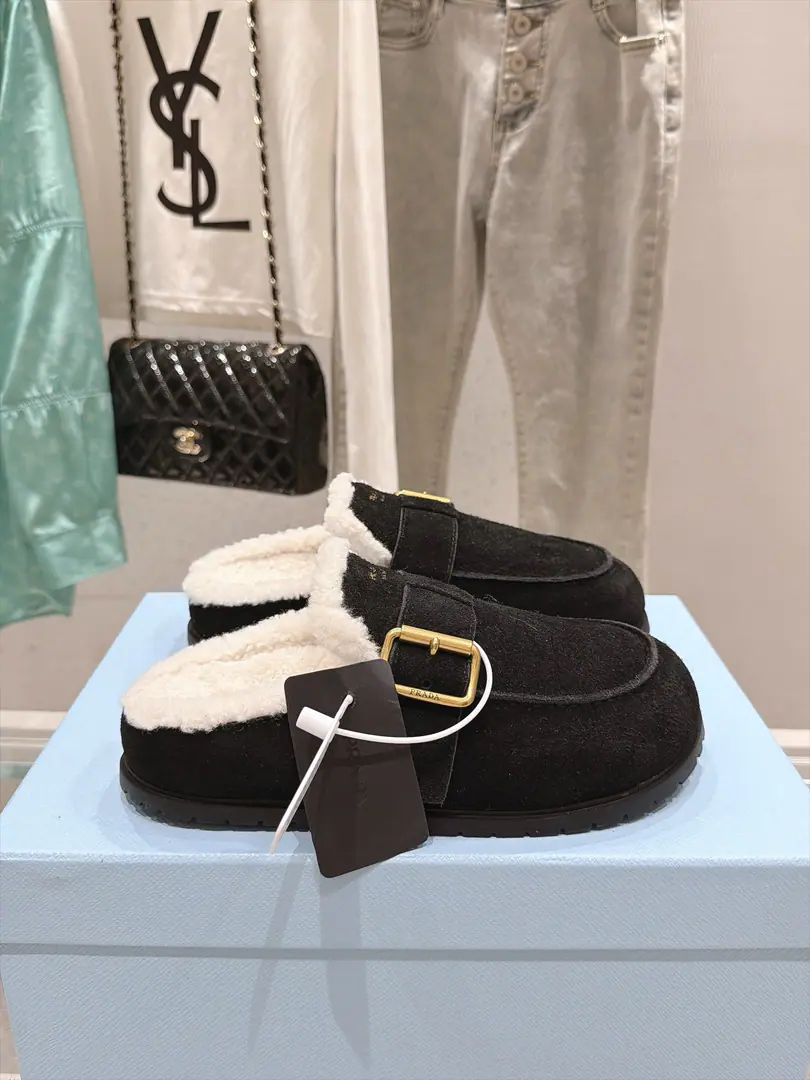 🏧𝐏𝐑𝐀𝐃𝐀In the new bridal wool of Prada Qiu Furry slippers. The fashionable designs present a classic contours. No matter what you're facing. You're the only one who owns the home.💃🏽 The original fabric is a high-fibre-feather-feather-feather-feather-- The imported lambs are mixed up in the inside. Original Open Model Slide-InTPUOtsumi! Codes: 35-40（40.41Do it.）